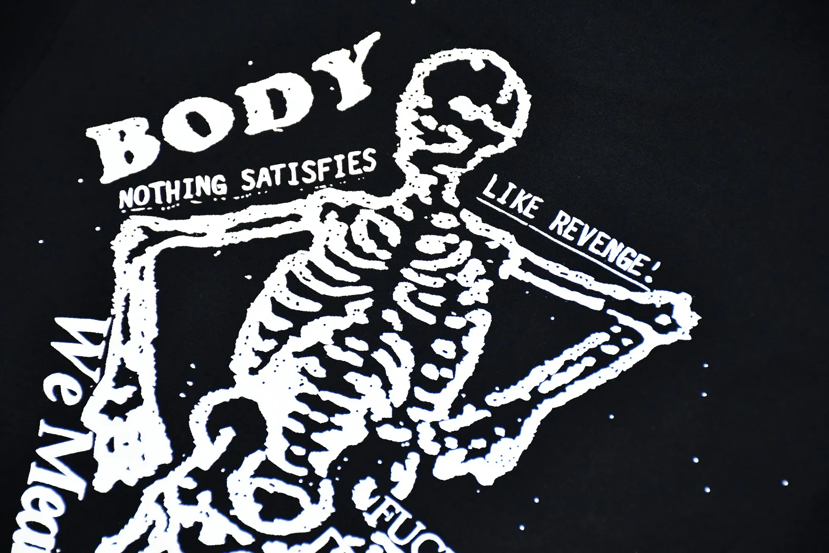 S324💰p136 The top version of Supreme 23ss BODY SNATCHERS short-sleeved T-shirt with skull print on the back. Refuse to look at pictures to make products. Refuse to compare wrong versions. Use cylindrical seamless technology (original technology. There are no stitched bones on the side of the clothes. Key points of identification) The fabrics are all custom-woven and dyed, 280g weight, 100% cotton, cylindrical fabric. Cylindrical fabric is a knitted fabric woven with a cylinder loom. The needles are distributed in a cylindrical shape on the fuselage. The gray fabric is a large cylinder, which needs to be opened and shaped before it can be used further. There are no slits on the side of the clothes, so there is no washing label on the side of ordinary short-sleeves. There is only one collar label behind the neck. The printing uses thermosetting ink printing imported from Belgium (different from conventional heat transfer printing), also known as plastic ink, or self-adhesive ink. Its ingredients are: mainly composed of polyvinyl chloride (PVC) and phthalates. PVC and phthalates, solid color The thermosetting ink is composed of a mixture of agents, stabilizers, and thickeners. It is not the digital direct printing marketed on the market. The printing texture of thermosetting ink cannot be achieved by digital direct printing. The collar label has a watermark anti-counterfeiting effect, a real anti-counterfeiting layer, a version with a high probability of passing the inspection, and the original packaging picture has a high probability of passing the test. Size：S-XL