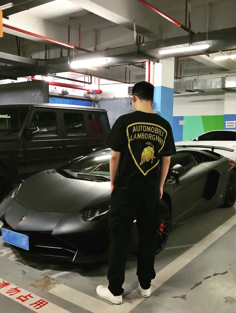 #S120 p110💰 Supreme Lamborghini co-branded model. Printing. Loose version. Made of 260g combed cotton double yarn. From fabric to accessories, all three standards are complete and follow ZP. The slurry printing imported from Matsui Company will never crack. The whole piece adopts three-needle and five-thread technology. The collar-shoulder seam-sleeve seam is double-lined, which looks more three-dimensional and textured. The same process as the original version, classic version. Feel free to compare zp. The whole piece adopts three-needle five-thread craftsmanship (neckline-shoulder seam-sleeve seam double thread, which looks more three-dimensional and textured) and the same craftsmanship as the original original, classic version. Color: Black White Orange Size: S M L XL XXL
