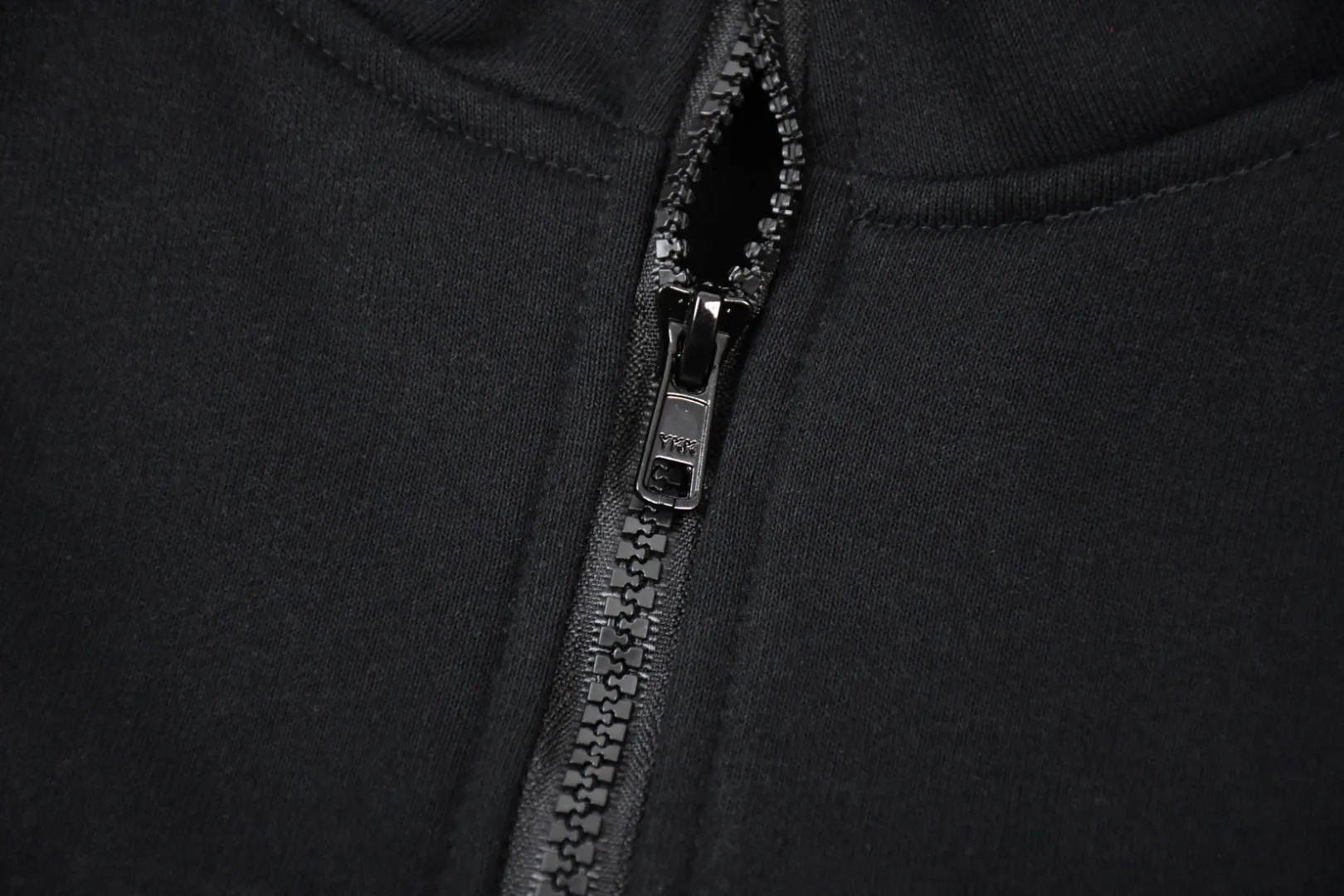 S588💰p350 Top version Supreme 24FW Collegiate Half Zip Pullover letter logo half-zip sweatshirt 1. Fabric: Custom-woven and dyed according to ZP testing, pure cotton 460G fleece main fabric 2. Technology: extra custom-dyed machine patches, large area embroidered letters on the front, imported Behringer embroidery machine operation, exquisite and perfect presentation 3. Hem and cuffs: Customized color matching thread using 520G Inelastic thread (low-end products use elastic thread, causing the hem and cuffs to appear wavy) 4. Customized ZP YKK zipper/main label/wash label/tag/packaging bag (equipped with extra-large thickened handbag) Size: S~XL