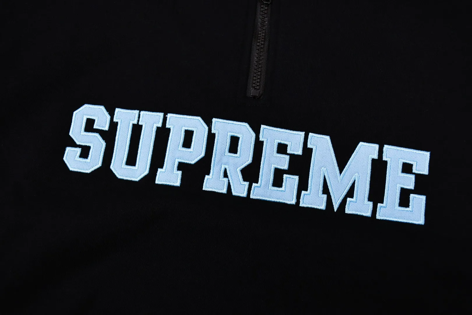 S588💰p350 Top version Supreme 24FW Collegiate Half Zip Pullover letter logo half-zip sweatshirt 1. Fabric: Custom-woven and dyed according to ZP testing, pure cotton 460G fleece main fabric 2. Technology: extra custom-dyed machine patches, large area embroidered letters on the front, imported Behringer embroidery machine operation, exquisite and perfect presentation 3. Hem and cuffs: Customized color matching thread using 520G Inelastic thread (low-end products use elastic thread, causing the hem and cuffs to appear wavy) 4. Customized ZP YKK zipper/main label/wash label/tag/packaging bag (equipped with extra-large thickened handbag) Size: S~XL