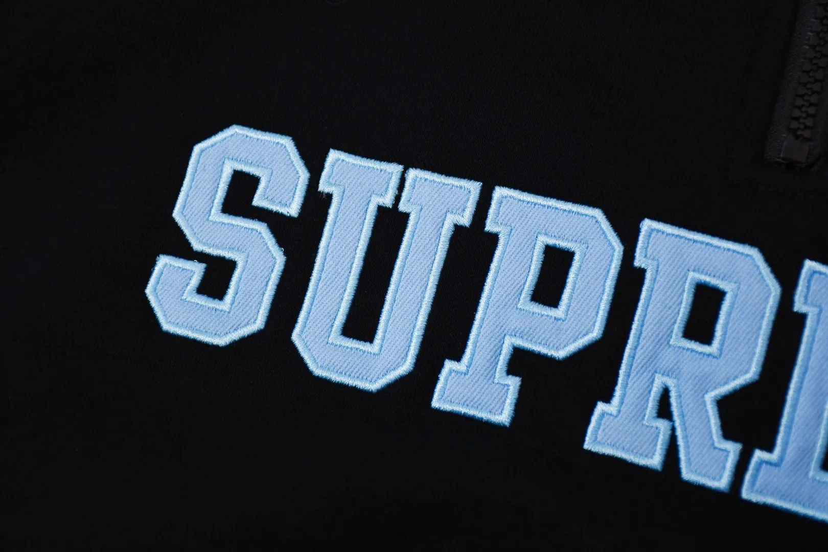 S588💰p350 Top version Supreme 24FW Collegiate Half Zip Pullover letter logo half-zip sweatshirt 1. Fabric: Custom-woven and dyed according to ZP testing, pure cotton 460G fleece main fabric 2. Technology: extra custom-dyed machine patches, large area embroidered letters on the front, imported Behringer embroidery machine operation, exquisite and perfect presentation 3. Hem and cuffs: Customized color matching thread using 520G Inelastic thread (low-end products use elastic thread, causing the hem and cuffs to appear wavy) 4. Customized ZP YKK zipper/main label/wash label/tag/packaging bag (equipped with extra-large thickened handbag) Size: S~XL