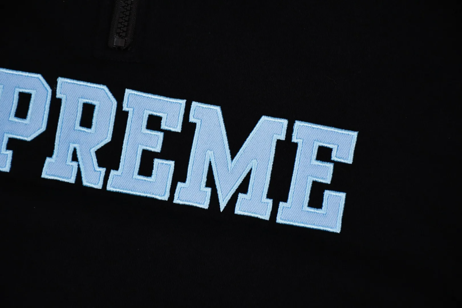 S588💰p350 Top version Supreme 24FW Collegiate Half Zip Pullover letter logo half-zip sweatshirt 1. Fabric: Custom-woven and dyed according to ZP testing, pure cotton 460G fleece main fabric 2. Technology: extra custom-dyed machine patches, large area embroidered letters on the front, imported Behringer embroidery machine operation, exquisite and perfect presentation 3. Hem and cuffs: Customized color matching thread using 520G Inelastic thread (low-end products use elastic thread, causing the hem and cuffs to appear wavy) 4. Customized ZP YKK zipper/main label/wash label/tag/packaging bag (equipped with extra-large thickened handbag) Size: S~XL
