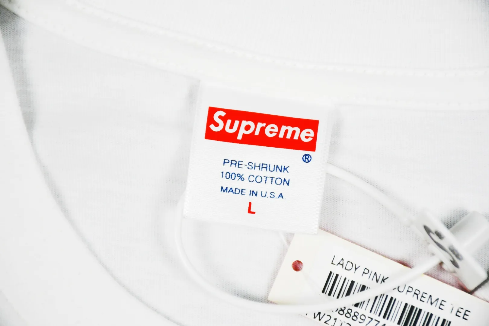 S152💰p130 Top version Supreme 19fw Week 7 Bible Tee Bible short-sleeved, using cylindrical seamless technology (original technology, no gaps on the sides of the clothes) The fabrics are all custom-woven and dyed, 280g weight, 100% cotton, cylindrical fabric. Cylindrical fabric is knitted fabric woven with a cylinder loom. The needles are distributed in a cylindrical shape on the fuselage. The gray fabric is a large cylinder, which needs to be opened and shaped. For further use, there are no slits on the side of the clothes, so there is no washing label on the side of ordinary short-sleeves. There is only a collar label behind the neck. The printing uses Belgian imported thermosetting ink to assist the screen printing screen, and Cunard's fully automatic elliptical heating integrated printing machine , the white paste base is made through 4 layers of color screen printing and digital direct printing. The integrated printing edge has no jagged edges. The collar label has a watermark anti-counterfeiting effect. It has a real anti-counterfeiting layer. It has a high probability of passing the inspection version. It has a high chance of passing the original packaging picture. Size: S-XL