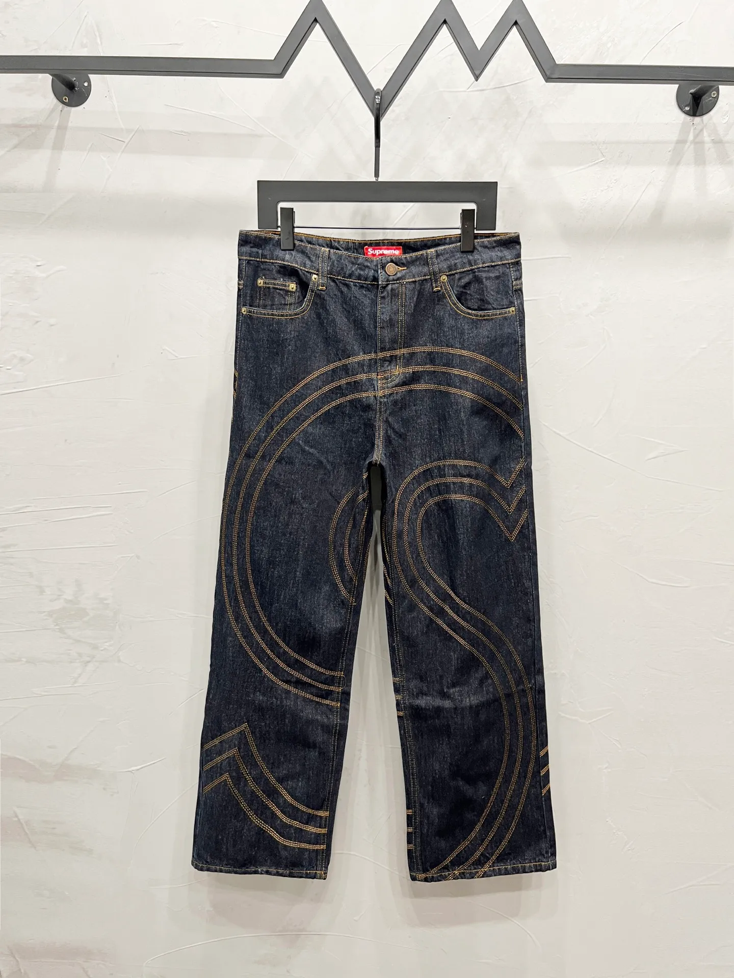 P230 Style number: [M918] Supreme SS25 S Logo Rigid Baggy Jean S logo pattern loose straight American trendy jeans, same style for men and women, same style as Ma Siwei.