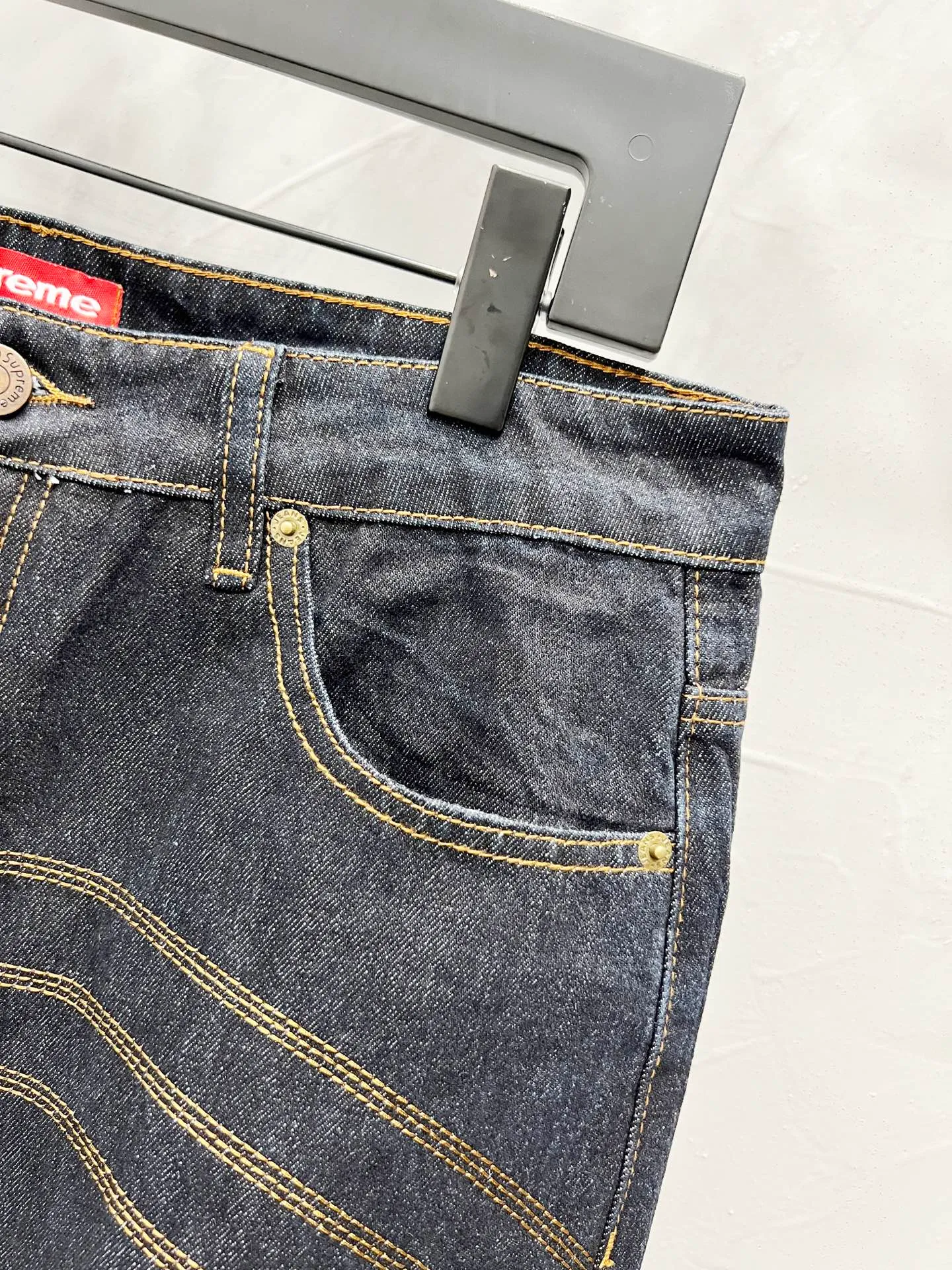 P230 Style number: [M918] Supreme SS25 S Logo Rigid Baggy Jean S logo pattern loose straight American trendy jeans, same style for men and women, same style as Ma Siwei.