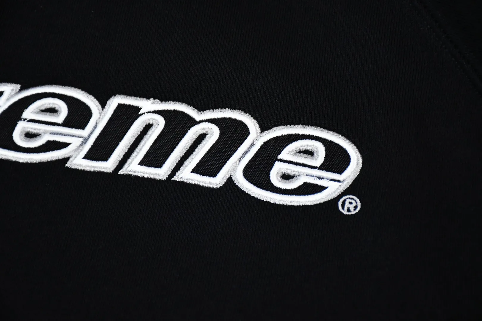 🅿️400 S273 top version Supreme 24fw DIYISION HOODED spliced embroidered logo sweatshirt 1. Fabric: ZP test, custom woven and dyed, pure cotton 460G plus velvet main fabric, horizontal cutting, side stitching 520G 2X2 thread 2. Embroidery: Embroidery equipment, using Behringer BEKS-Y924 machine 3. Sewing process: Twelve places on the whole garment are made of four-needle and six-thread boneless splicing technology, processed by experienced foreign trade factories (ordinary factories cannot do it) 4. Hem and cuffs: all use 520G non-elastic threads (low-end products use elastic threads to cause the hem and cuffs to appear wavy) 5. Customized ZP main label/wash mark/tag/packaging bag (equipped with an extra-large thickened handbag) Size: S~XL