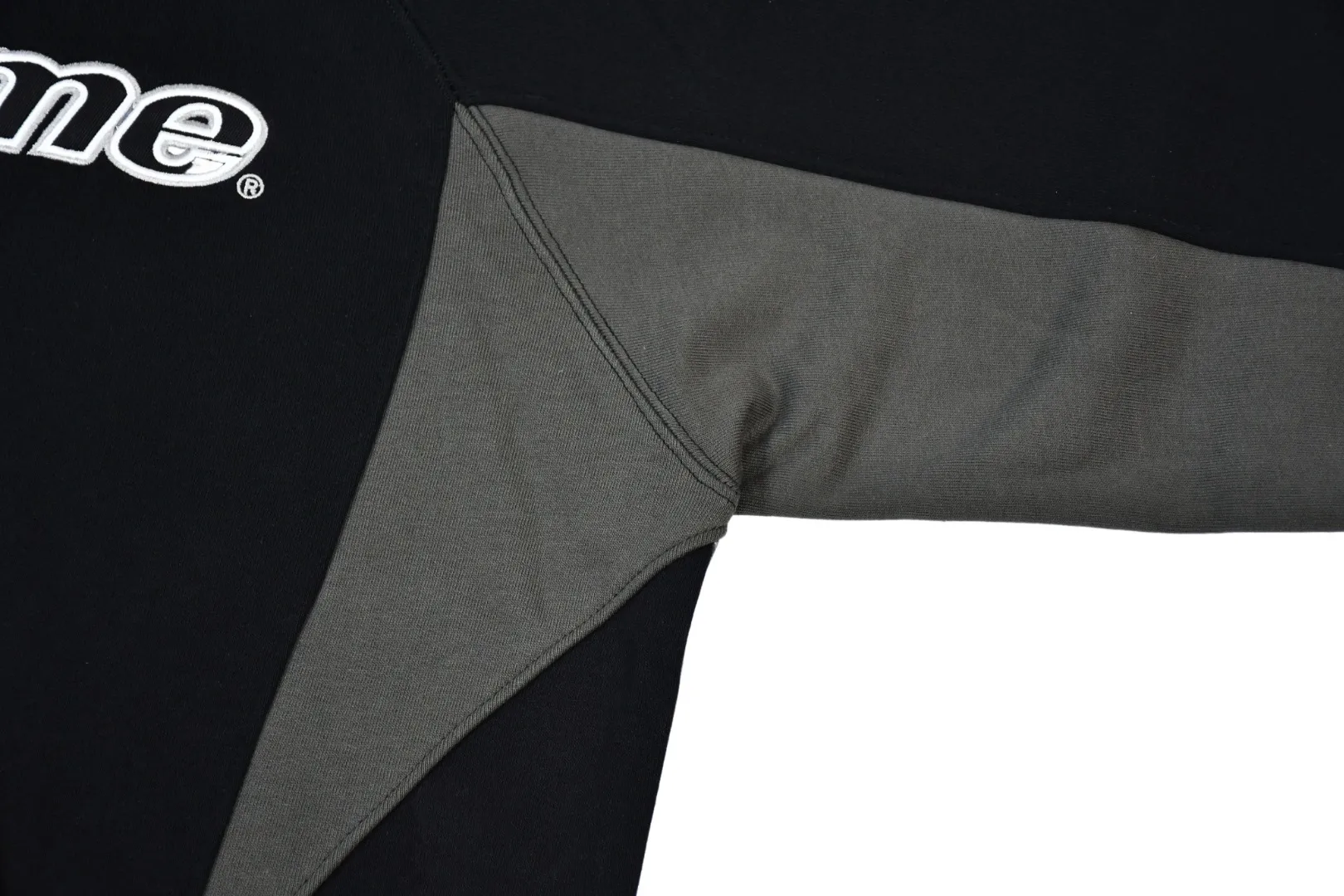🅿️400 S273 top version Supreme 24fw DIYISION HOODED spliced embroidered logo sweatshirt 1. Fabric: ZP test, custom woven and dyed, pure cotton 460G plus velvet main fabric, horizontal cutting, side stitching 520G 2X2 thread 2. Embroidery: Embroidery equipment, using Behringer BEKS-Y924 machine 3. Sewing process: Twelve places on the whole garment are made of four-needle and six-thread boneless splicing technology, processed by experienced foreign trade factories (ordinary factories cannot do it) 4. Hem and cuffs: all use 520G non-elastic threads (low-end products use elastic threads to cause the hem and cuffs to appear wavy) 5. Customized ZP main label/wash mark/tag/packaging bag (equipped with an extra-large thickened handbag) Size: S~XL