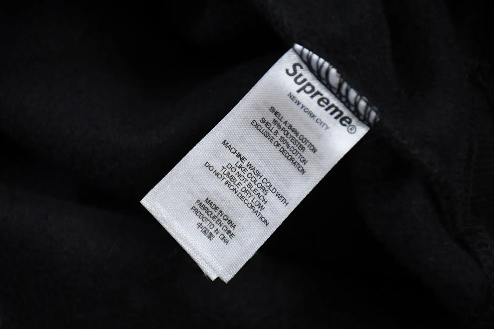 🅿️400 S273 top version Supreme 24fw DIYISION HOODED spliced embroidered logo sweatshirt 1. Fabric: ZP test, custom woven and dyed, pure cotton 460G plus velvet main fabric, horizontal cutting, side stitching 520G 2X2 thread 2. Embroidery: Embroidery equipment, using Behringer BEKS-Y924 machine 3. Sewing process: Twelve places on the whole garment are made of four-needle and six-thread boneless splicing technology, processed by experienced foreign trade factories (ordinary factories cannot do it) 4. Hem and cuffs: all use 520G non-elastic threads (low-end products use elastic threads to cause the hem and cuffs to appear wavy) 5. Customized ZP main label/wash mark/tag/packaging bag (equipped with an extra-large thickened handbag) Size: S~XL