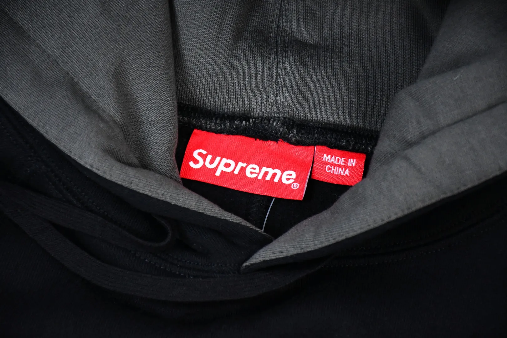 🅿️400 S273 top version Supreme 24fw DIYISION HOODED spliced embroidered logo sweatshirt 1. Fabric: ZP test, custom woven and dyed, pure cotton 460G plus velvet main fabric, horizontal cutting, side stitching 520G 2X2 thread 2. Embroidery: Embroidery equipment, using Behringer BEKS-Y924 machine 3. Sewing process: Twelve places on the whole garment are made of four-needle and six-thread boneless splicing technology, processed by experienced foreign trade factories (ordinary factories cannot do it) 4. Hem and cuffs: all use 520G non-elastic threads (low-end products use elastic threads to cause the hem and cuffs to appear wavy) 5. Customized ZP main label/wash mark/tag/packaging bag (equipped with an extra-large thickened handbag) Size: S~XL
