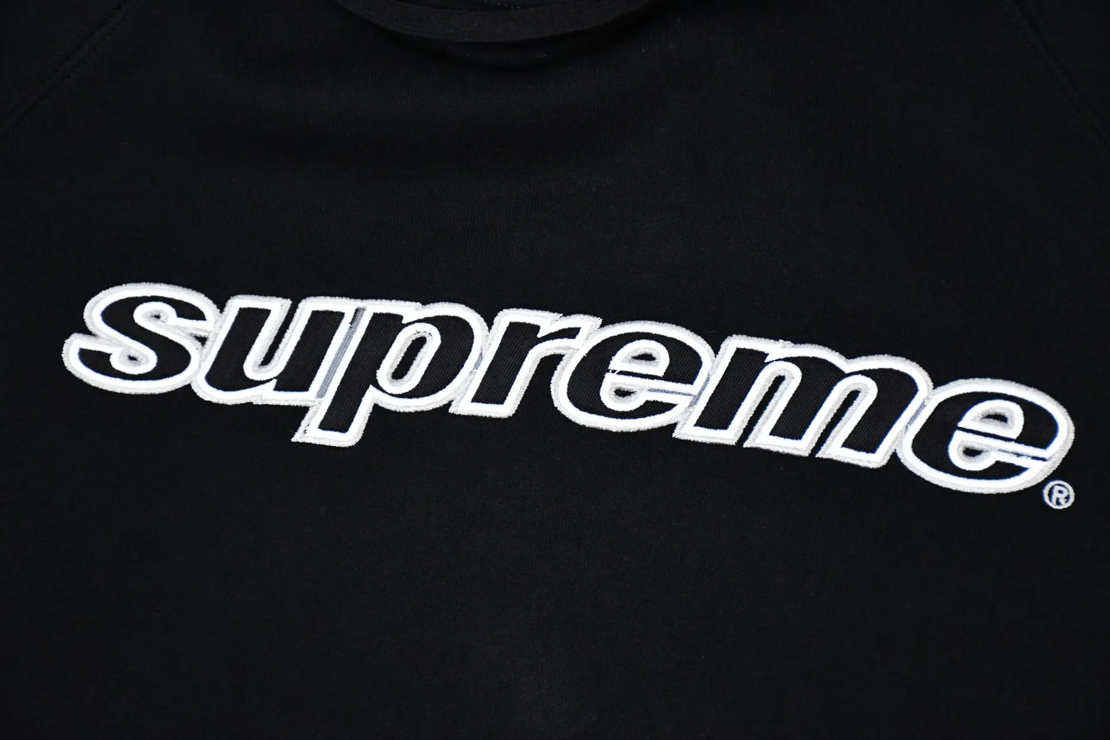 🅿️400 S273 top version Supreme 24fw DIYISION HOODED spliced embroidered logo sweatshirt 1. Fabric: ZP test, custom woven and dyed, pure cotton 460G plus velvet main fabric, horizontal cutting, side stitching 520G 2X2 thread 2. Embroidery: Embroidery equipment, using Behringer BEKS-Y924 machine 3. Sewing process: Twelve places on the whole garment are made of four-needle and six-thread boneless splicing technology, processed by experienced foreign trade factories (ordinary factories cannot do it) 4. Hem and cuffs: all use 520G non-elastic threads (low-end products use elastic threads to cause the hem and cuffs to appear wavy) 5. Customized ZP main label/wash mark/tag/packaging bag (equipped with an extra-large thickened handbag) Size: S~XL