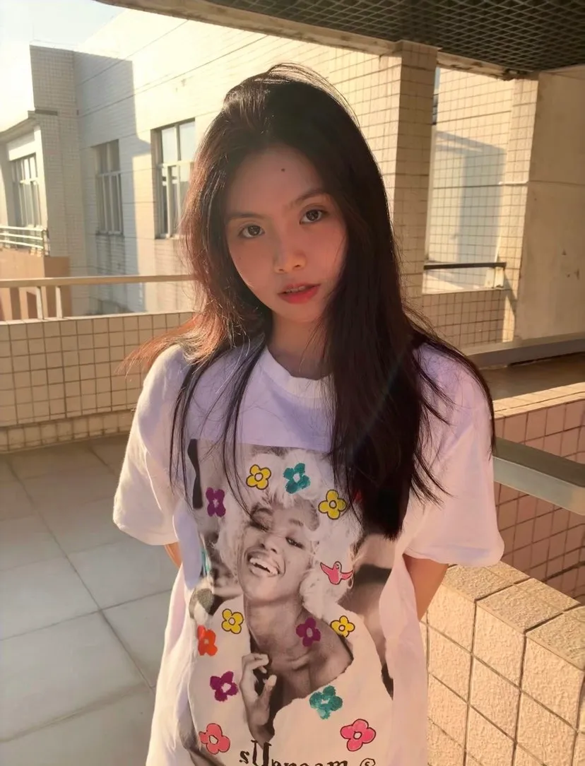 #S108 p110💰 Supreme Week1 Naomi Tee character print, loose fit, made of 260g combed cotton double yarn, all three standards from fabrics to accessories are in compliance with ZP, the slurry printing imported from Matsui Company will never crack, the whole piece adopts three-needle five-thread process (neckline-shoulder seam-sleeve seam double line, looks more three-dimensional and textured) and the same craftsmanship as the original version, classic version Feel free to compare zp. The whole piece adopts three-needle five-thread craftsmanship (neckline-shoulder seam-sleeve seam double thread, which looks more three-dimensional and textured). It has the same craftsmanship as the authentic original version, classic version. Color: white, black, red, yellow, gray, light blue, navy. Size: S M L XL XXL