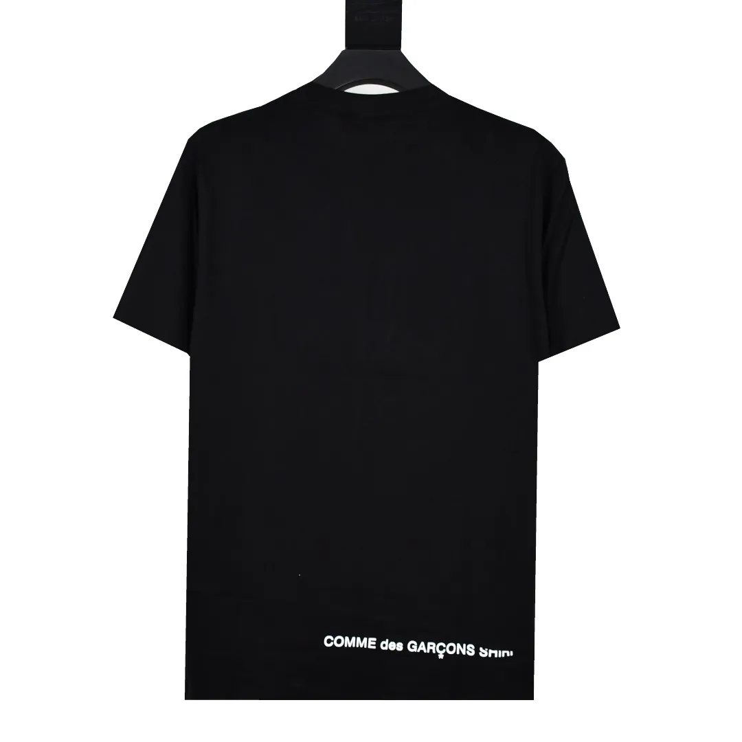 S92💰p130 Top version of Supreme x CDG joint limited edition Split Box Logo dismantling and splicing short-sleeved T-shirt 1. Original size (original multi-piece splicing) The fabrics are all custom-woven and dyed 280g weight 100% cotton 2. Printing uses thermoset ink printing, also known as plastic ink, or self-adhesive ink. Its ingredients are: mainly composed of polyvinyl chloride (PVC) and phthalates. PVC and phthalates, color fixing agents, stabilizers, and thickeners are mixed to form thermoset ink. It is not the digital direct printing promoted on the market. The printing texture of thermoset ink cannot be achieved by digital direct printing. 3. The collar label has a watermark anti-counterfeiting effect. Authentic anti-counterfeiting layer, the version with a high probability of passing, the original packaging picture has a high probability of passing. 4. Comes with original handbag 5. All details are synchronized with ZP to sell in seconds, destroy the world, size: S-XL