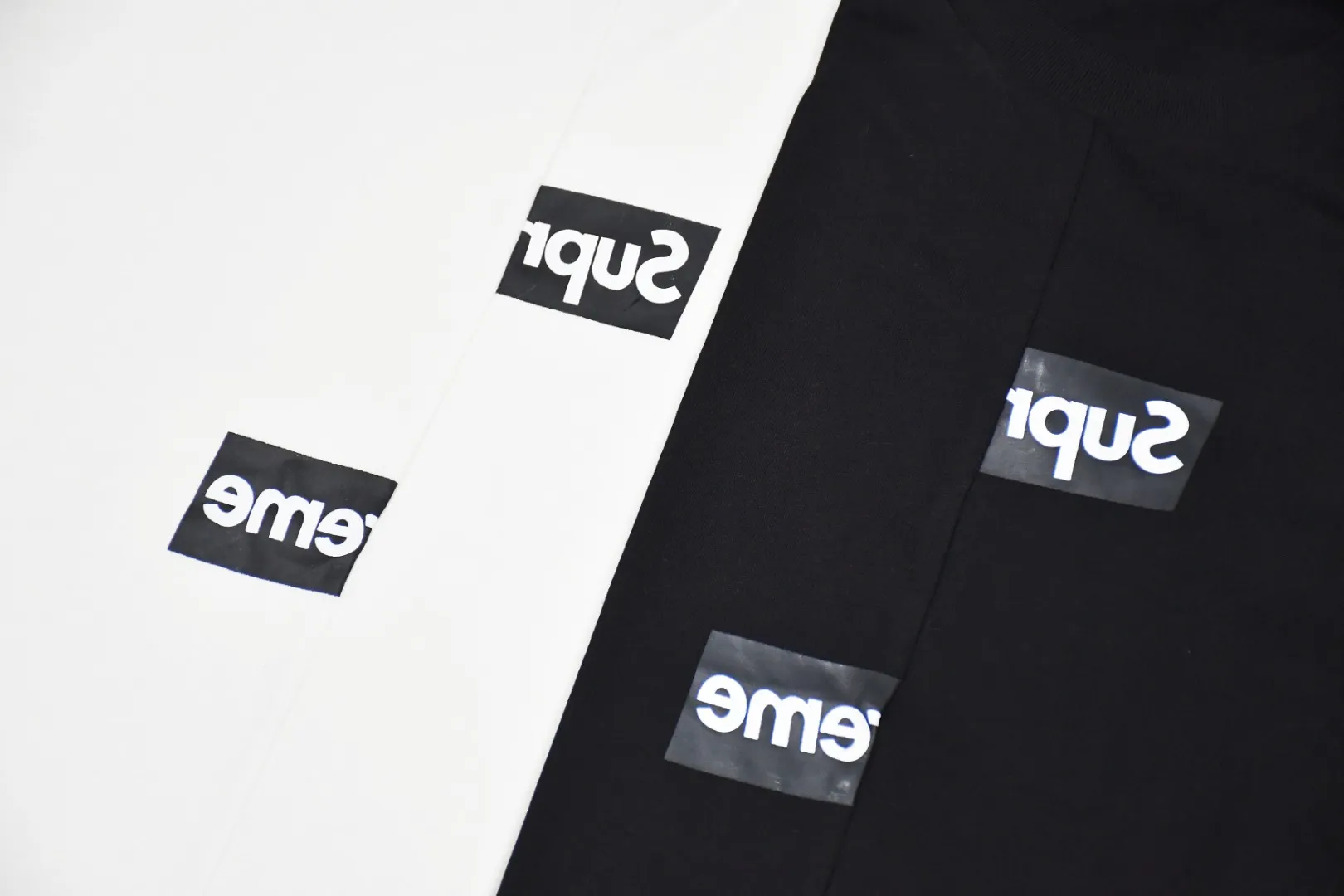 S92💰p130 Top version of Supreme x CDG joint limited edition Split Box Logo dismantling and splicing short-sleeved T-shirt 1. Original size (original multi-piece splicing) The fabrics are all custom-woven and dyed 280g weight 100% cotton 2. Printing uses thermoset ink printing, also known as plastic ink, or self-adhesive ink. Its ingredients are: mainly composed of polyvinyl chloride (PVC) and phthalates. PVC and phthalates, color fixing agents, stabilizers, and thickeners are mixed to form thermoset ink. It is not the digital direct printing promoted on the market. The printing texture of thermoset ink cannot be achieved by digital direct printing. 3. The collar label has a watermark anti-counterfeiting effect. Authentic anti-counterfeiting layer, the version with a high probability of passing, the original packaging picture has a high probability of passing. 4. Comes with original handbag 5. All details are synchronized with ZP to sell in seconds, destroy the world, size: S-XL