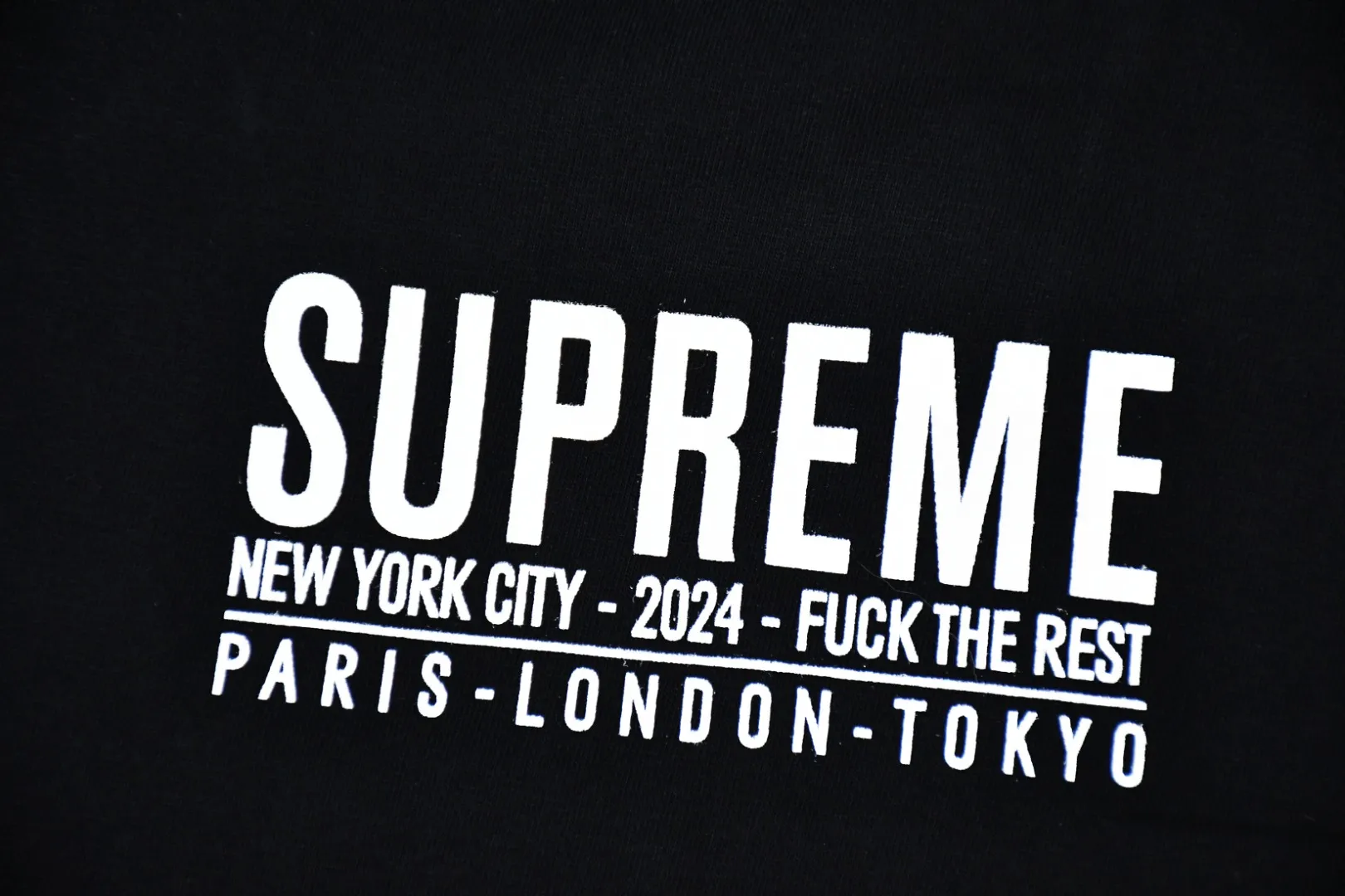 S384💰p136 Top version Supreme 24ss Paris PARIS short-sleeved T-shirt. Refuse to look at pictures to make goods. Refuse to compare wrong versions. Use cylinder seamless process (original process, there are no stitched bones on the side of the clothes, the key point of identification) The fabrics are all custom-woven and dyed, 280g weight, 100% cotton, cylindrical fabric. Cylindrical fabric is a knitted fabric woven with a cylinder loom. The needles are distributed in a cylindrical shape on the fuselage. The gray fabric is a large cylinder, which needs to be opened and shaped before it can be used further. There are no slits on the side of the clothes, so there is no washing label on the side of ordinary short-sleeves. There is only one collar label behind the neck. The printing uses thermosetting ink printing imported from Belgium (different from conventional heat transfer printing), also known as plastic ink, or self-adhesive ink. Its ingredients are: mainly composed of polyvinyl chloride (PVC) and phthalates. PVC and phthalates, solid color The thermosetting ink is composed of a mixture of agents, stabilizers, and thickeners. It is not the digital direct printing marketed on the market. The printing texture of thermosetting ink cannot be achieved by digital direct printing. The collar label has a watermark anti-counterfeiting effect, a real anti-counterfeiting layer, a version with a high probability of passing the inspection, and the original packaging picture has a high probability of passing the test. Size：S-XL