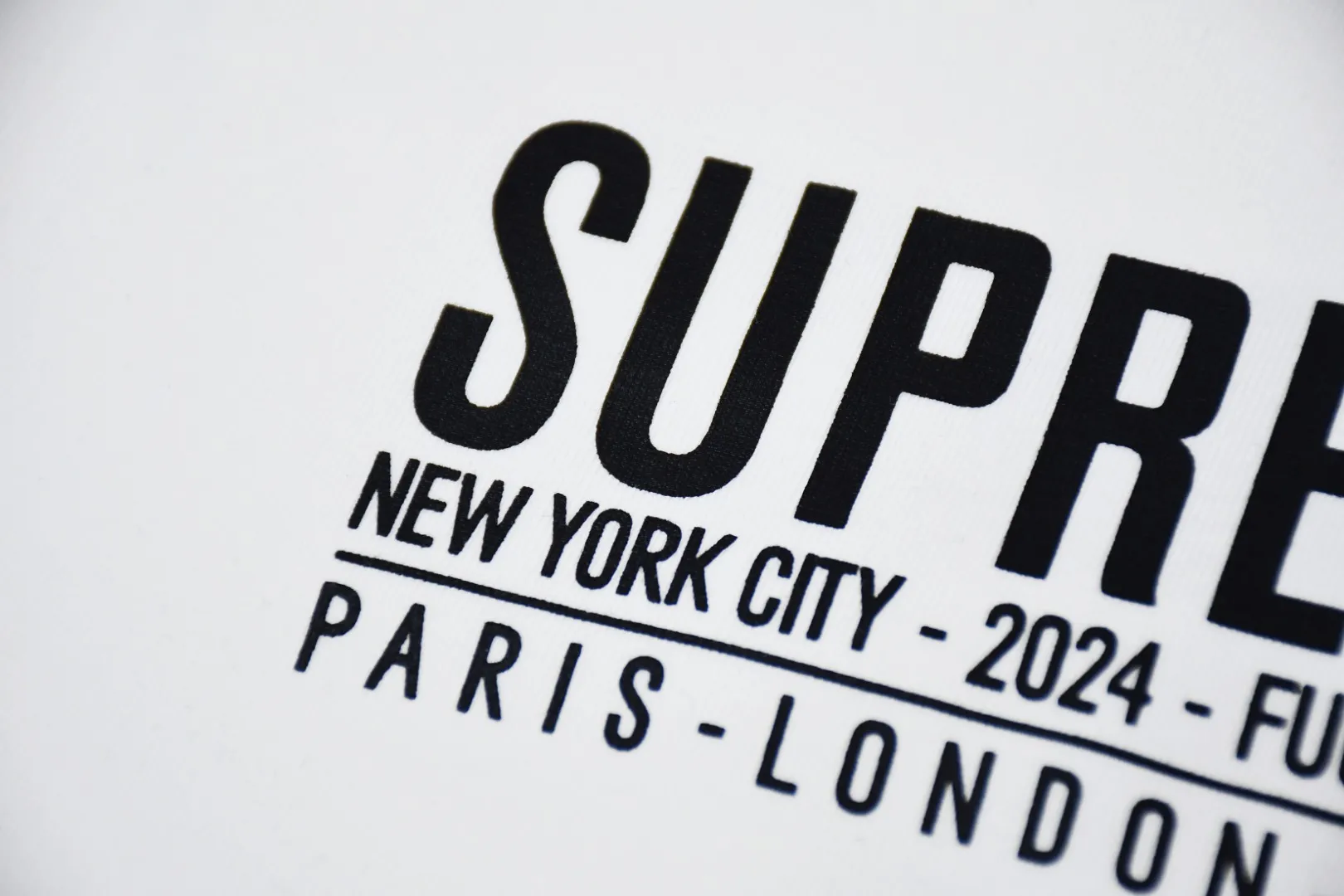 S384💰p136 Top version Supreme 24ss Paris PARIS short-sleeved T-shirt. Refuse to look at pictures to make goods. Refuse to compare wrong versions. Use cylinder seamless process (original process, there are no stitched bones on the side of the clothes, the key point of identification) The fabrics are all custom-woven and dyed, 280g weight, 100% cotton, cylindrical fabric. Cylindrical fabric is a knitted fabric woven with a cylinder loom. The needles are distributed in a cylindrical shape on the fuselage. The gray fabric is a large cylinder, which needs to be opened and shaped before it can be used further. There are no slits on the side of the clothes, so there is no washing label on the side of ordinary short-sleeves. There is only one collar label behind the neck. The printing uses thermosetting ink printing imported from Belgium (different from conventional heat transfer printing), also known as plastic ink, or self-adhesive ink. Its ingredients are: mainly composed of polyvinyl chloride (PVC) and phthalates. PVC and phthalates, solid color The thermosetting ink is composed of a mixture of agents, stabilizers, and thickeners. It is not the digital direct printing marketed on the market. The printing texture of thermosetting ink cannot be achieved by digital direct printing. The collar label has a watermark anti-counterfeiting effect, a real anti-counterfeiting layer, a version with a high probability of passing the inspection, and the original packaging picture has a high probability of passing the test. Size：S-XL