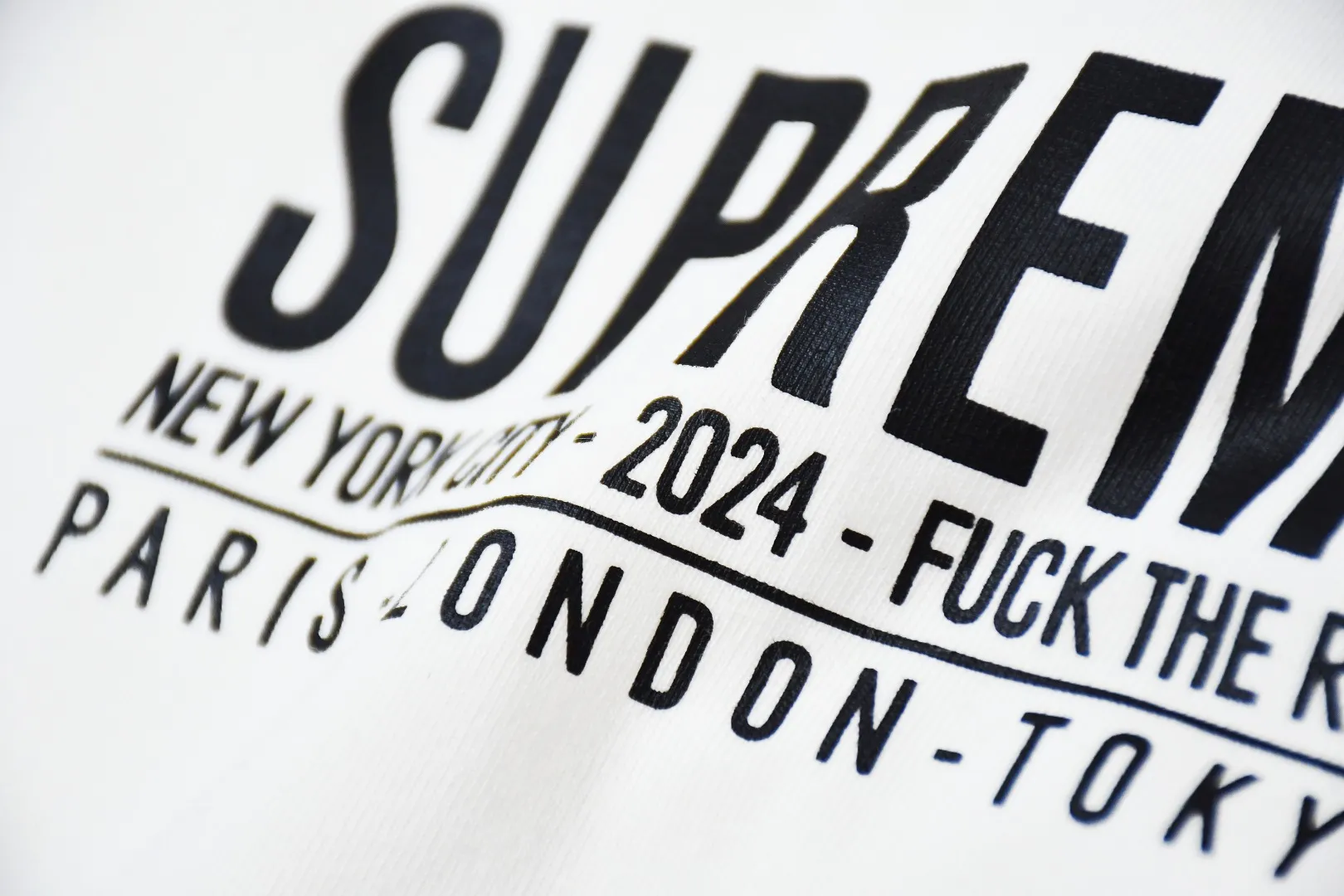S384💰p136 Top version Supreme 24ss Paris PARIS short-sleeved T-shirt. Refuse to look at pictures to make goods. Refuse to compare wrong versions. Use cylinder seamless process (original process, there are no stitched bones on the side of the clothes, the key point of identification) The fabrics are all custom-woven and dyed, 280g weight, 100% cotton, cylindrical fabric. Cylindrical fabric is a knitted fabric woven with a cylinder loom. The needles are distributed in a cylindrical shape on the fuselage. The gray fabric is a large cylinder, which needs to be opened and shaped before it can be used further. There are no slits on the side of the clothes, so there is no washing label on the side of ordinary short-sleeves. There is only one collar label behind the neck. The printing uses thermosetting ink printing imported from Belgium (different from conventional heat transfer printing), also known as plastic ink, or self-adhesive ink. Its ingredients are: mainly composed of polyvinyl chloride (PVC) and phthalates. PVC and phthalates, solid color The thermosetting ink is composed of a mixture of agents, stabilizers, and thickeners. It is not the digital direct printing marketed on the market. The printing texture of thermosetting ink cannot be achieved by digital direct printing. The collar label has a watermark anti-counterfeiting effect, a real anti-counterfeiting layer, a version with a high probability of passing the inspection, and the original packaging picture has a high probability of passing the test. Size：S-XL