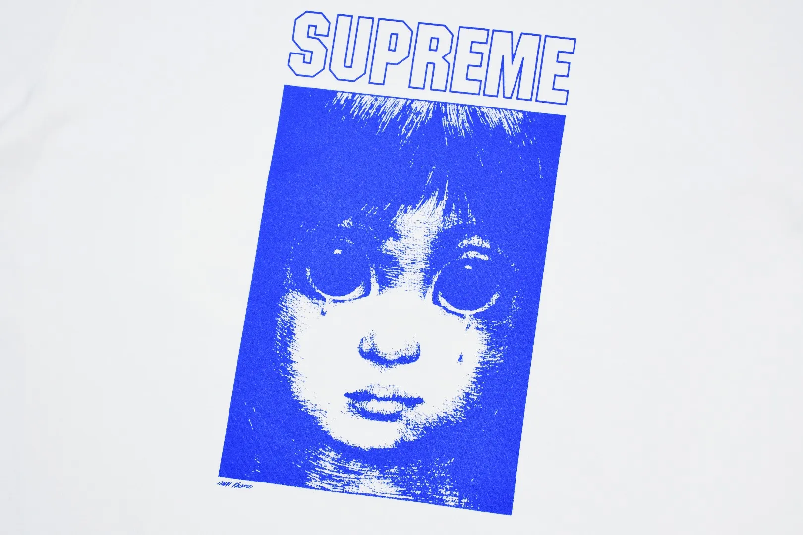 🅿️126 S161 top version Supreme 24ss Margaret Keane Teardrop Tee comic girl short sleeves. Refuse to look at pictures to make products. Refuse to compare with wrong versions. Use cylindrical seamless technology (original technology. There are no stitched bones on the side of the clothes. Key points of identification) The fabrics are all custom-woven and dyed, 280g weight, 100% cotton, cylindrical fabric. Cylindrical fabric is a knitted fabric woven with a cylinder loom. The needles are distributed in a cylindrical shape on the fuselage. The gray fabric is a large cylinder, which needs to be opened and shaped before it can be used further. There are no slits on the side of the clothes, so there is no washing label on the side of ordinary short-sleeves. There is only one collar label behind the neck. The printing uses thermosetting ink printing imported from Belgium (different from conventional thermal transfer printing), also known as plastic ink, or self-adhesive ink. Its ingredients are: mainly composed of polyvinyl chloride (PVC) and phthalates. PVC and phthalates, solid color The thermoset ink is composed of a mixture of agents, stabilizers, and thickeners. It is not the digital direct printing advertised on the market. The printing texture of thermoset ink cannot be achieved by digital direct printing. The collar label has a watermark anti-counterfeiting effect, a real anti-counterfeiting layer, a version with a high probability of passing the inspection, and a high probability of passing the original packaging picture. Size：S-XL