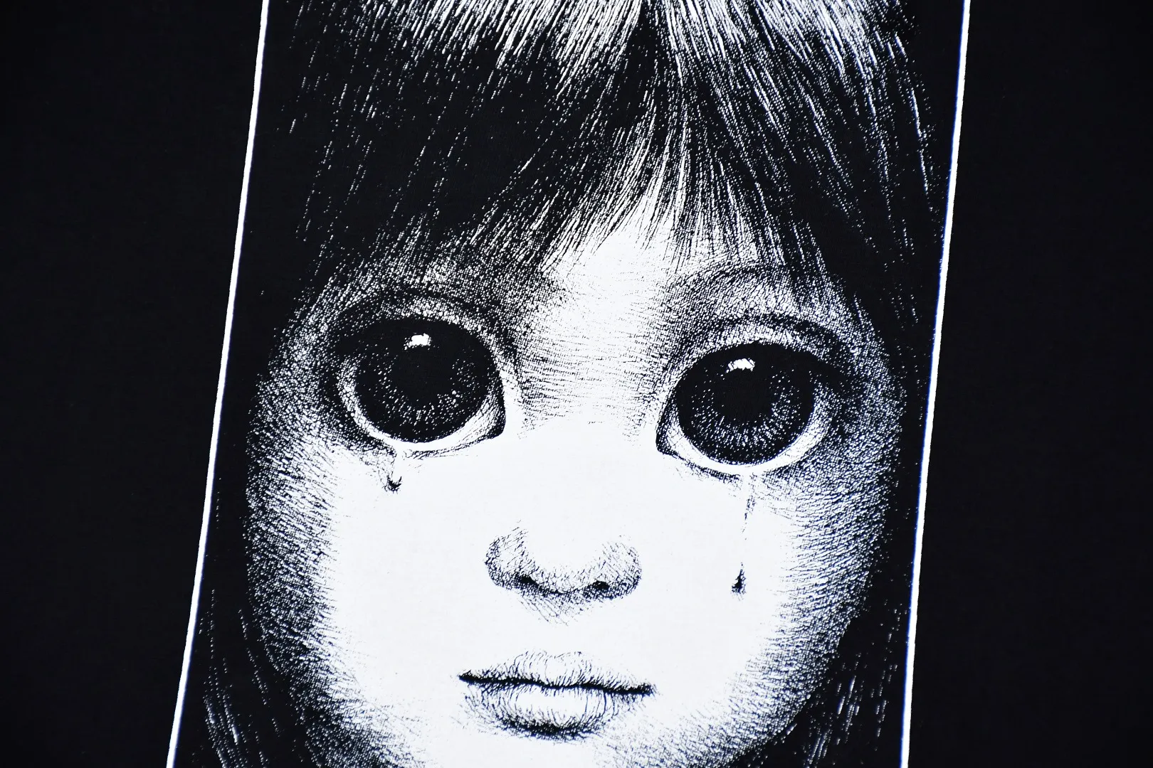 🅿️126 S161 top version Supreme 24ss Margaret Keane Teardrop Tee comic girl short sleeves. Refuse to look at pictures to make products. Refuse to compare with wrong versions. Use cylindrical seamless technology (original technology. There are no stitched bones on the side of the clothes. Key points of identification) The fabrics are all custom-woven and dyed, 280g weight, 100% cotton, cylindrical fabric. Cylindrical fabric is a knitted fabric woven with a cylinder loom. The needles are distributed in a cylindrical shape on the fuselage. The gray fabric is a large cylinder, which needs to be opened and shaped before it can be used further. There are no slits on the side of the clothes, so there is no washing label on the side of ordinary short-sleeves. There is only one collar label behind the neck. The printing uses thermosetting ink printing imported from Belgium (different from conventional thermal transfer printing), also known as plastic ink, or self-adhesive ink. Its ingredients are: mainly composed of polyvinyl chloride (PVC) and phthalates. PVC and phthalates, solid color The thermoset ink is composed of a mixture of agents, stabilizers, and thickeners. It is not the digital direct printing advertised on the market. The printing texture of thermoset ink cannot be achieved by digital direct printing. The collar label has a watermark anti-counterfeiting effect, a real anti-counterfeiting layer, a version with a high probability of passing the inspection, and a high probability of passing the original packaging picture. Size：S-XL