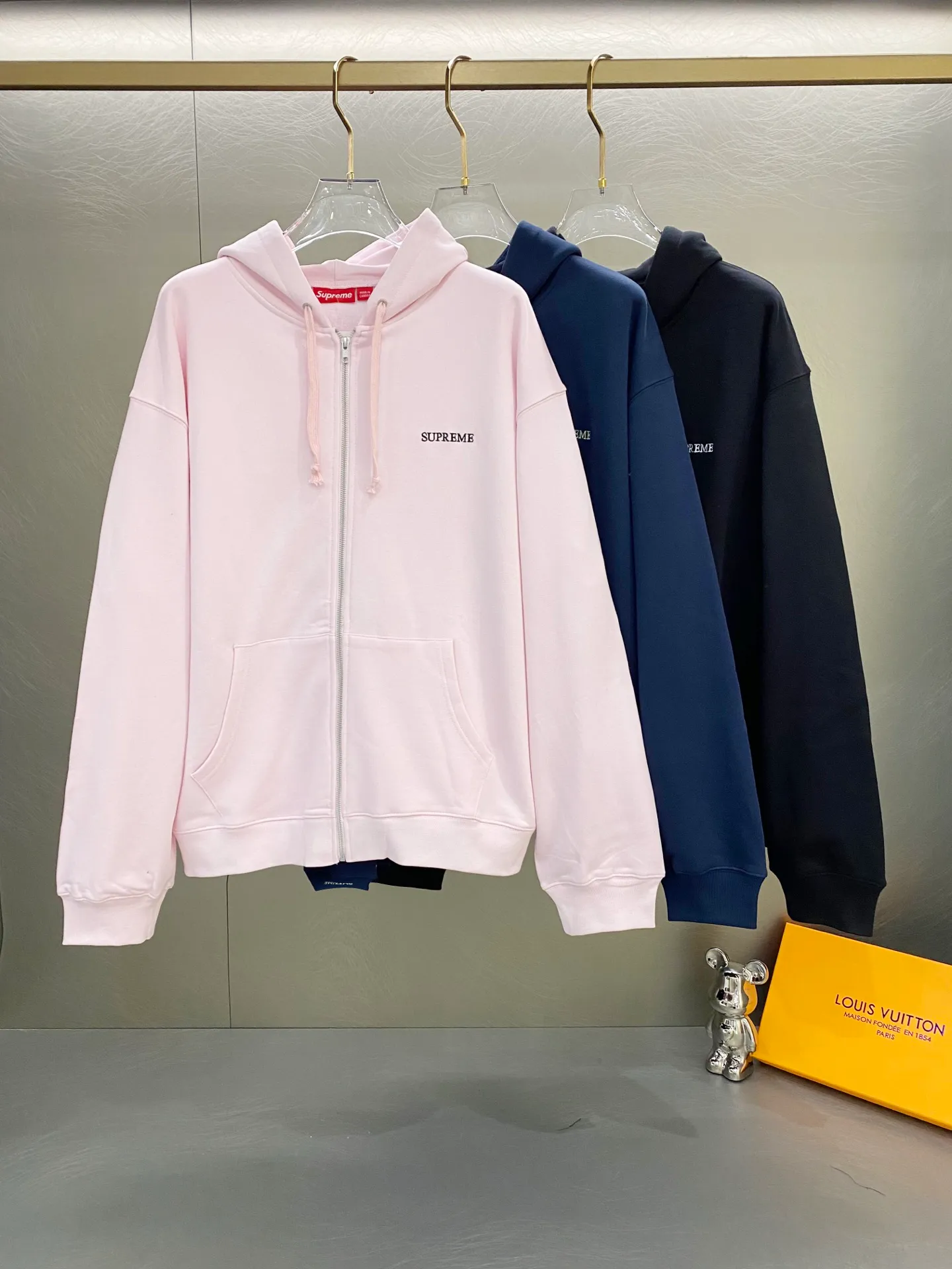 P400 Supreme FW25 FW25 IDGAF Zip Up Hooded Sweatshirt Cuffs embroidered logo zipper hooded sweatshirt, same style for men and women. Model number: KR09. A very personalized sweatshirt. 400g heavyweight cotton brushed fabric. Washed and dyed. The navy blue embroidery is luminous. It is consistent with YB and can be luminous. Very cool. Ykk original zipper. Behringer embroidery machine. Fine and beautiful embroidery, thin velvet lining, skin-friendly and comfortable feel, loose fit Color: Black, Pink, Navy Size: S M L XL