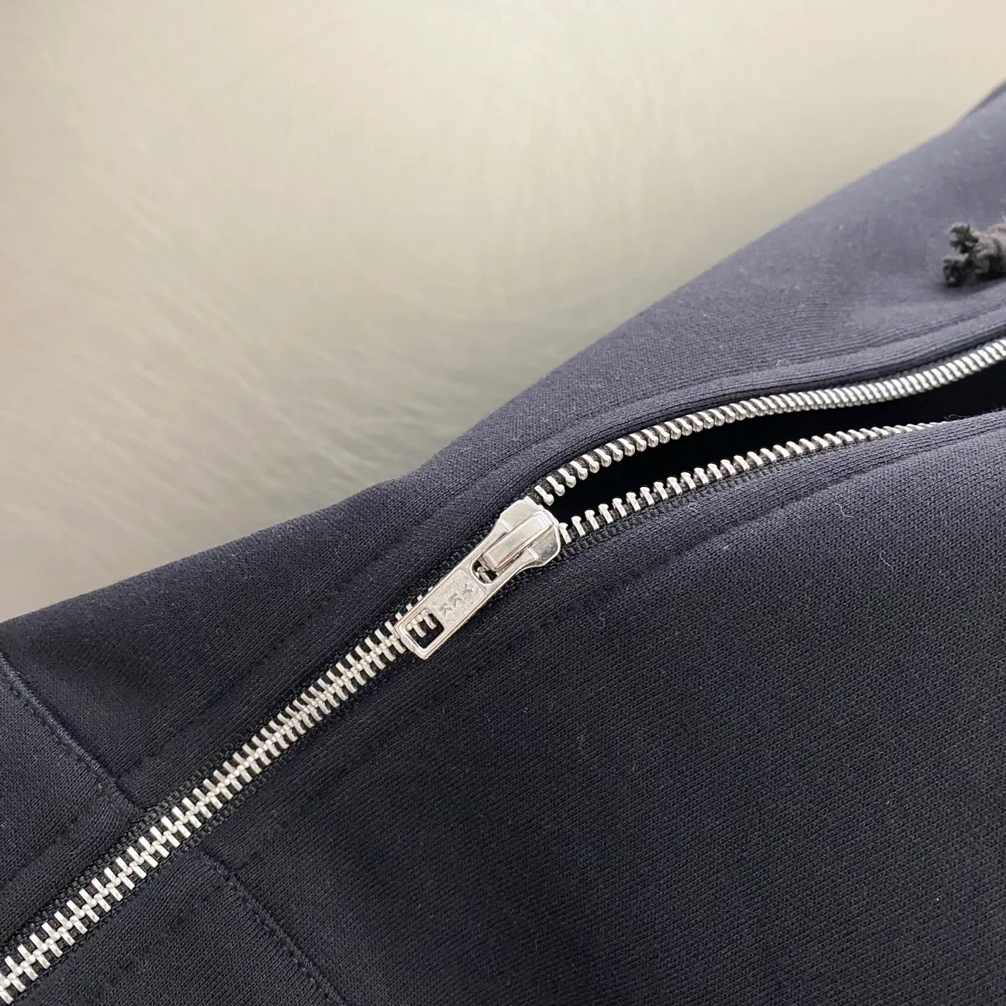 P400 Supreme FW25 FW25 IDGAF Zip Up Hooded Sweatshirt Cuffs embroidered logo zipper hooded sweatshirt, same style for men and women. Model number: KR09. A very personalized sweatshirt. 400g heavyweight cotton brushed fabric. Washed and dyed. The navy blue embroidery is luminous. It is consistent with YB and can be luminous. Very cool. Ykk original zipper. Behringer embroidery machine. Fine and beautiful embroidery, thin velvet lining, skin-friendly and comfortable feel, loose fit Color: Black, Pink, Navy Size: S M L XL