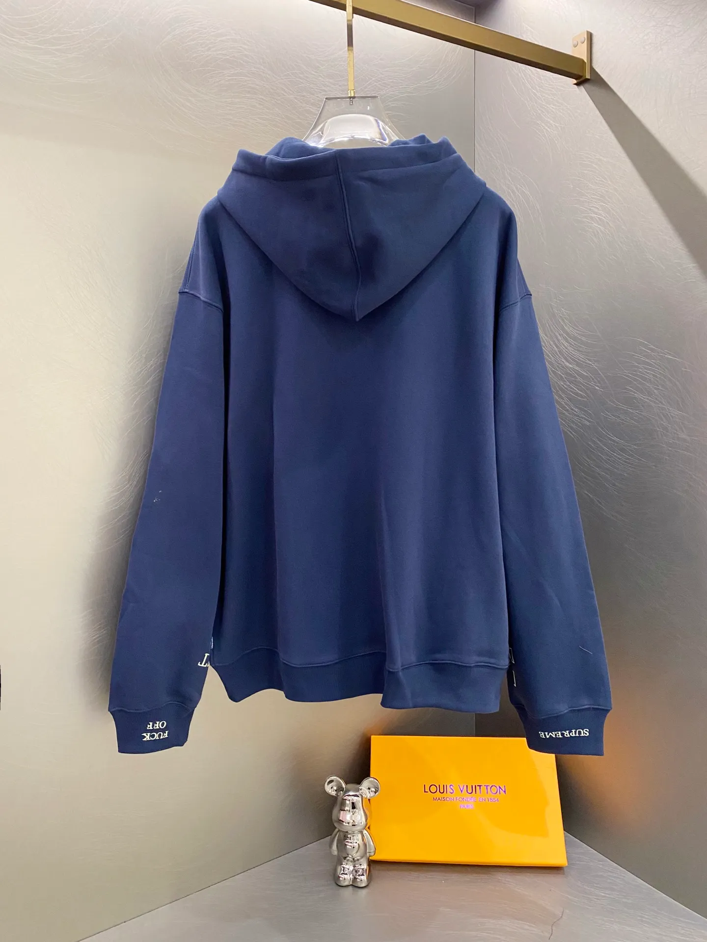 P400 Supreme FW25 FW25 IDGAF Zip Up Hooded Sweatshirt Cuffs embroidered logo zipper hooded sweatshirt, same style for men and women. Model number: KR09. A very personalized sweatshirt. 400g heavyweight cotton brushed fabric. Washed and dyed. The navy blue embroidery is luminous. It is consistent with YB and can be luminous. Very cool. Ykk original zipper. Behringer embroidery machine. Fine and beautiful embroidery, thin velvet lining, skin-friendly and comfortable feel, loose fit Color: Black, Pink, Navy Size: S M L XL