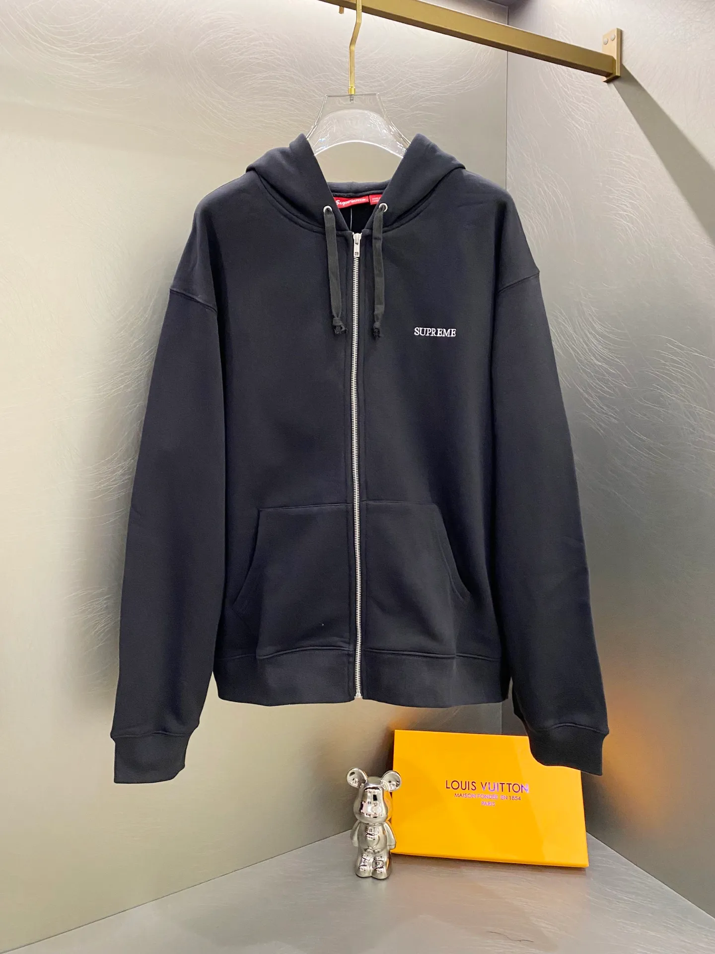 P400 Supreme FW25 FW25 IDGAF Zip Up Hooded Sweatshirt Cuffs embroidered logo zipper hooded sweatshirt, same style for men and women. Model number: KR09. A very personalized sweatshirt. 400g heavyweight cotton brushed fabric. Washed and dyed. The navy blue embroidery is luminous. It is consistent with YB and can be luminous. Very cool. Ykk original zipper. Behringer embroidery machine. Fine and beautiful embroidery, thin velvet lining, skin-friendly and comfortable feel, loose fit Color: Black, Pink, Navy Size: S M L XL