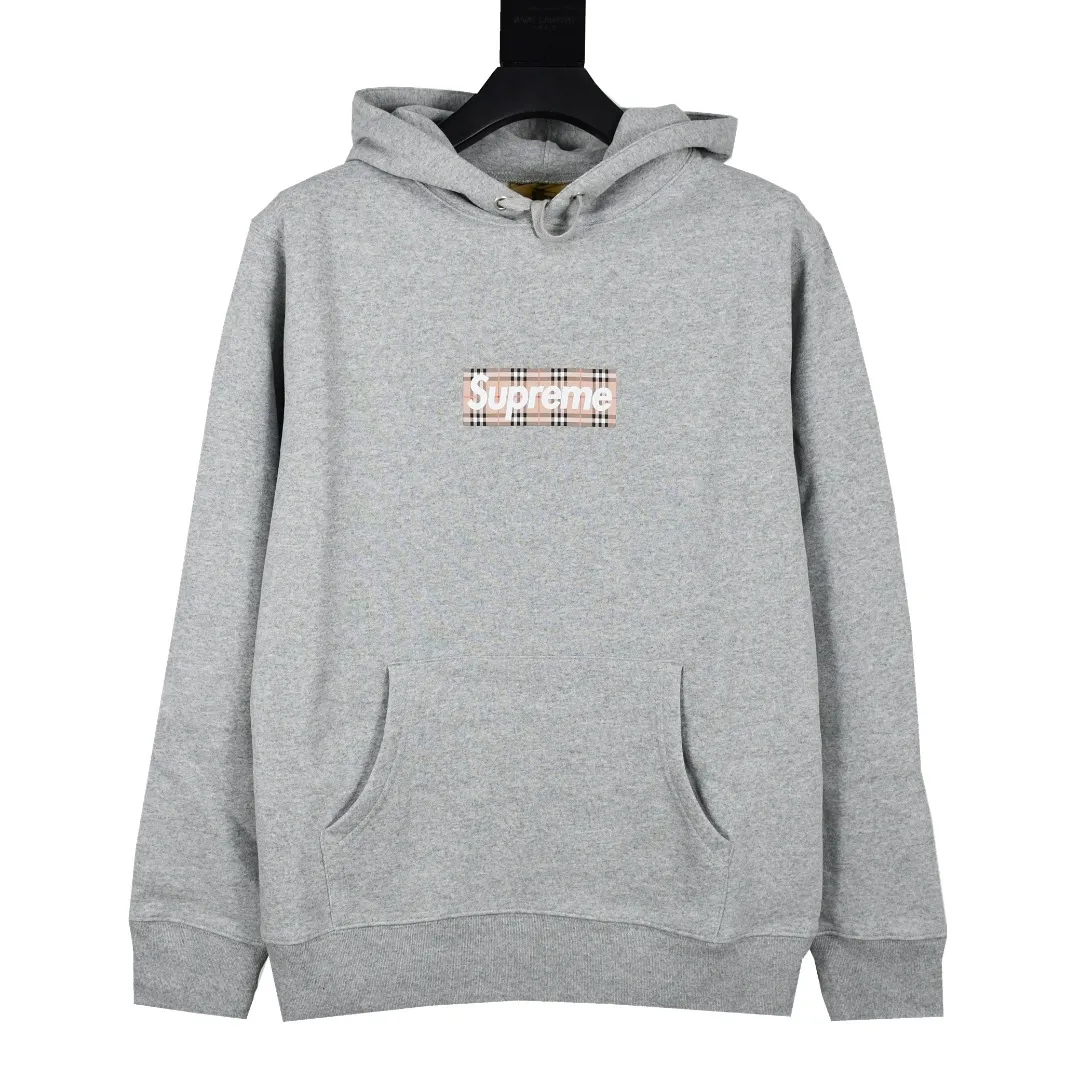 S452💰p320 Top version Supreme 22ss Week3 x Burberry joint Burberry BOX LOGO HOODED Sweatshirt hooded sweatshirt. For those of us who focus on top Sup products, this sweatshirt is naturally available. ZP testing, custom weaving and dyeing, pure cotton 450G fleece main fabric, horizontal cutting, side stitching 520G 2X2 thread Printing uses thermoset ink printing, also known as plastic ink, or self-adhesive ink. Its ingredients are: mainly composed of polyvinyl chloride (PVC) and phthalates. PVC and phthalates, color fixing agents, stabilizers, and thickeners are mixed to form thermoset ink. It is not the digital direct printing advertised on the market. The printing texture of thermoset ink is something that cannot be achieved by digital direct printing. Customized ZP co-branding Main label/wash label/hangtag/packaging bag (equipped with extra-large thickened handbag) There is a high probability of passing the inspection version. If you put the original packaging picture together, there is a high chance that it will pass. Size: S-XL