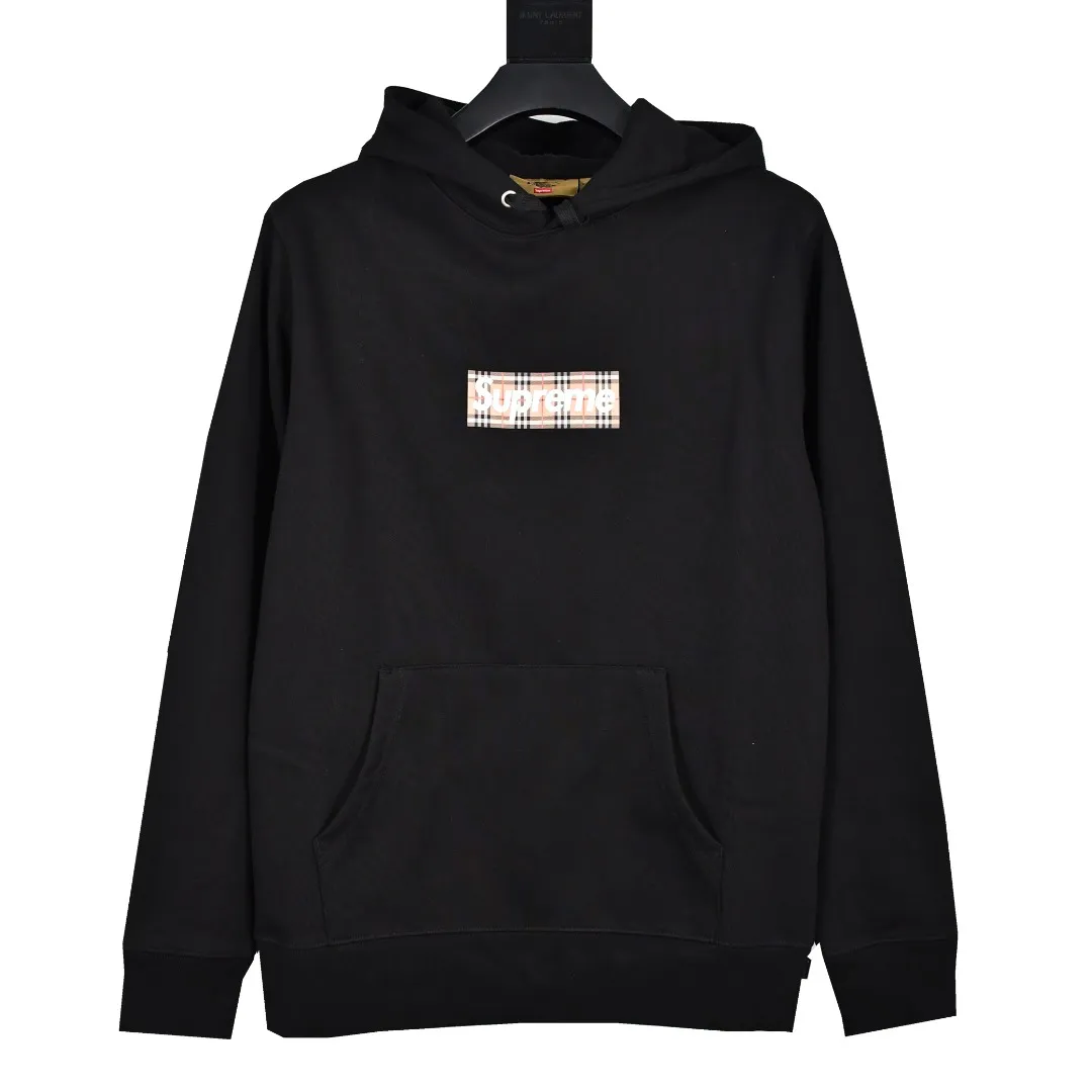 S452💰p320 Top version Supreme 22ss Week3 x Burberry joint Burberry BOX LOGO HOODED Sweatshirt hooded sweatshirt. For those of us who focus on top Sup products, this sweatshirt is naturally available. ZP testing, custom weaving and dyeing, pure cotton 450G fleece main fabric, horizontal cutting, side stitching 520G 2X2 thread Printing uses thermoset ink printing, also known as plastic ink, or self-adhesive ink. Its ingredients are: mainly composed of polyvinyl chloride (PVC) and phthalates. PVC and phthalates, color fixing agents, stabilizers, and thickeners are mixed to form thermoset ink. It is not the digital direct printing advertised on the market. The printing texture of thermoset ink is something that cannot be achieved by digital direct printing. Customized ZP co-branding Main label/wash label/hangtag/packaging bag (equipped with extra-large thickened handbag) There is a high probability of passing the inspection version. If you put the original packaging picture together, there is a high chance that it will pass. Size: S-XL