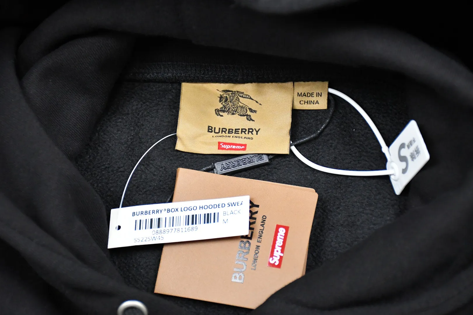 S452💰p320 Top version Supreme 22ss Week3 x Burberry joint Burberry BOX LOGO HOODED Sweatshirt hooded sweatshirt. For those of us who focus on top Sup products, this sweatshirt is naturally available. ZP testing, custom weaving and dyeing, pure cotton 450G fleece main fabric, horizontal cutting, side stitching 520G 2X2 thread Printing uses thermoset ink printing, also known as plastic ink, or self-adhesive ink. Its ingredients are: mainly composed of polyvinyl chloride (PVC) and phthalates. PVC and phthalates, color fixing agents, stabilizers, and thickeners are mixed to form thermoset ink. It is not the digital direct printing advertised on the market. The printing texture of thermoset ink is something that cannot be achieved by digital direct printing. Customized ZP co-branding Main label/wash label/hangtag/packaging bag (equipped with extra-large thickened handbag) There is a high probability of passing the inspection version. If you put the original packaging picture together, there is a high chance that it will pass. Size: S-XL