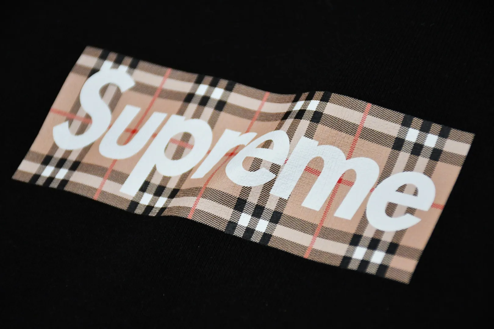 S452💰p320 Top version Supreme 22ss Week3 x Burberry joint Burberry BOX LOGO HOODED Sweatshirt hooded sweatshirt. For those of us who focus on top Sup products, this sweatshirt is naturally available. ZP testing, custom weaving and dyeing, pure cotton 450G fleece main fabric, horizontal cutting, side stitching 520G 2X2 thread Printing uses thermoset ink printing, also known as plastic ink, or self-adhesive ink. Its ingredients are: mainly composed of polyvinyl chloride (PVC) and phthalates. PVC and phthalates, color fixing agents, stabilizers, and thickeners are mixed to form thermoset ink. It is not the digital direct printing advertised on the market. The printing texture of thermoset ink is something that cannot be achieved by digital direct printing. Customized ZP co-branding Main label/wash label/hangtag/packaging bag (equipped with extra-large thickened handbag) There is a high probability of passing the inspection version. If you put the original packaging picture together, there is a high chance that it will pass. Size: S-XL