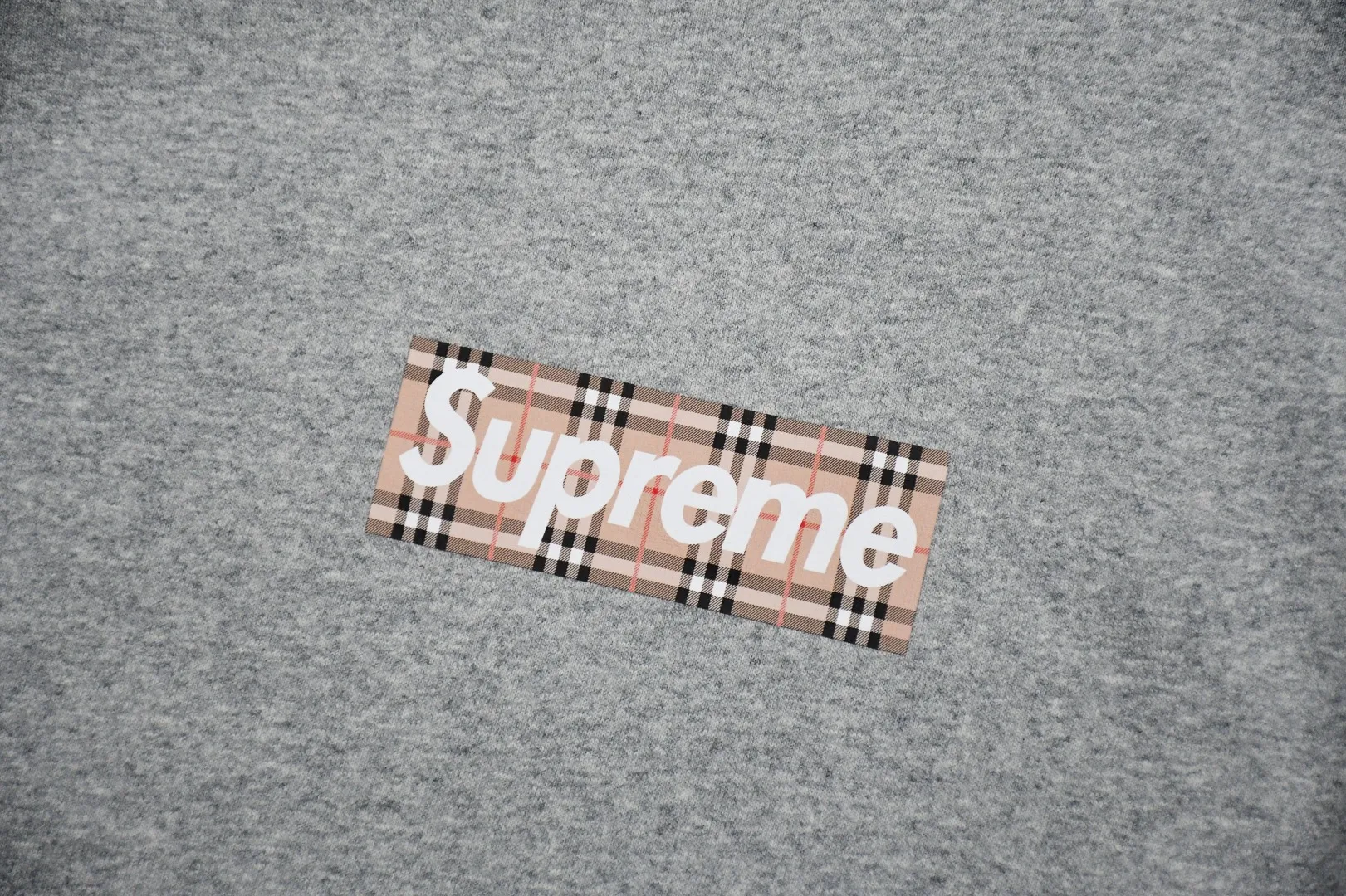 S452💰p320 Top version Supreme 22ss Week3 x Burberry joint Burberry BOX LOGO HOODED Sweatshirt hooded sweatshirt. For those of us who focus on top Sup products, this sweatshirt is naturally available. ZP testing, custom weaving and dyeing, pure cotton 450G fleece main fabric, horizontal cutting, side stitching 520G 2X2 thread Printing uses thermoset ink printing, also known as plastic ink, or self-adhesive ink. Its ingredients are: mainly composed of polyvinyl chloride (PVC) and phthalates. PVC and phthalates, color fixing agents, stabilizers, and thickeners are mixed to form thermoset ink. It is not the digital direct printing advertised on the market. The printing texture of thermoset ink is something that cannot be achieved by digital direct printing. Customized ZP co-branding Main label/wash label/hangtag/packaging bag (equipped with extra-large thickened handbag) There is a high probability of passing the inspection version. If you put the original packaging picture together, there is a high chance that it will pass. Size: S-XL