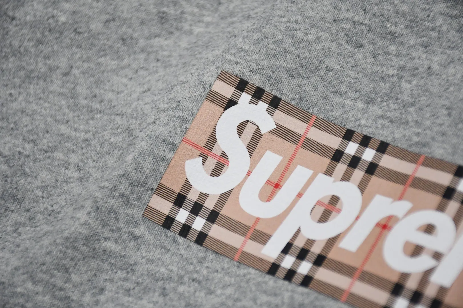 S452💰p320 Top version Supreme 22ss Week3 x Burberry joint Burberry BOX LOGO HOODED Sweatshirt hooded sweatshirt. For those of us who focus on top Sup products, this sweatshirt is naturally available. ZP testing, custom weaving and dyeing, pure cotton 450G fleece main fabric, horizontal cutting, side stitching 520G 2X2 thread Printing uses thermoset ink printing, also known as plastic ink, or self-adhesive ink. Its ingredients are: mainly composed of polyvinyl chloride (PVC) and phthalates. PVC and phthalates, color fixing agents, stabilizers, and thickeners are mixed to form thermoset ink. It is not the digital direct printing advertised on the market. The printing texture of thermoset ink is something that cannot be achieved by digital direct printing. Customized ZP co-branding Main label/wash label/hangtag/packaging bag (equipped with extra-large thickened handbag) There is a high probability of passing the inspection version. If you put the original packaging picture together, there is a high chance that it will pass. Size: S-XL