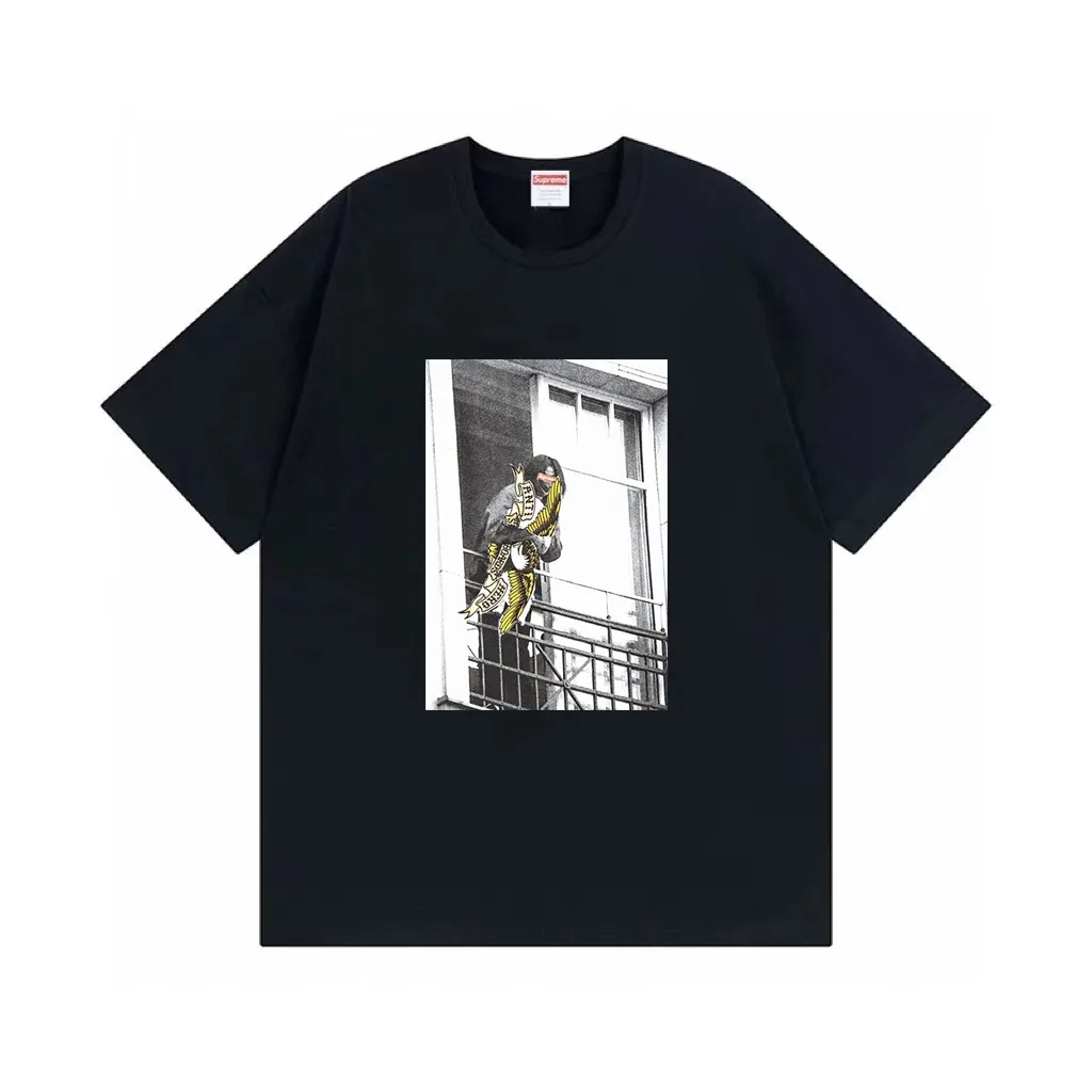#S107 p110💰 Supreme Week 14 xANTIHERO Balcony Tee co-branded Michael Jackson balcony character print. Loose fit. Made of 260g combed cotton double yarn. All three standards are complete from fabric to accessories. ZP. Imported Matsui Company slurry printing will never crack. The whole piece is made of three-needle five-thread technology. The collar-shoulder seam-sleeve seam is double-lined, which looks more three-dimensional and textured.) The same process as the original version, classic version Feel free to compare zp. The whole piece adopts three-needle five-thread craftsmanship (neckline-shoulder seam-sleeve seam double thread, which looks more three-dimensional and textured). It has the same craftsmanship as the original original, classic version. Color: White, Black, Orange, Light Blue. Size: S M L XL XXL