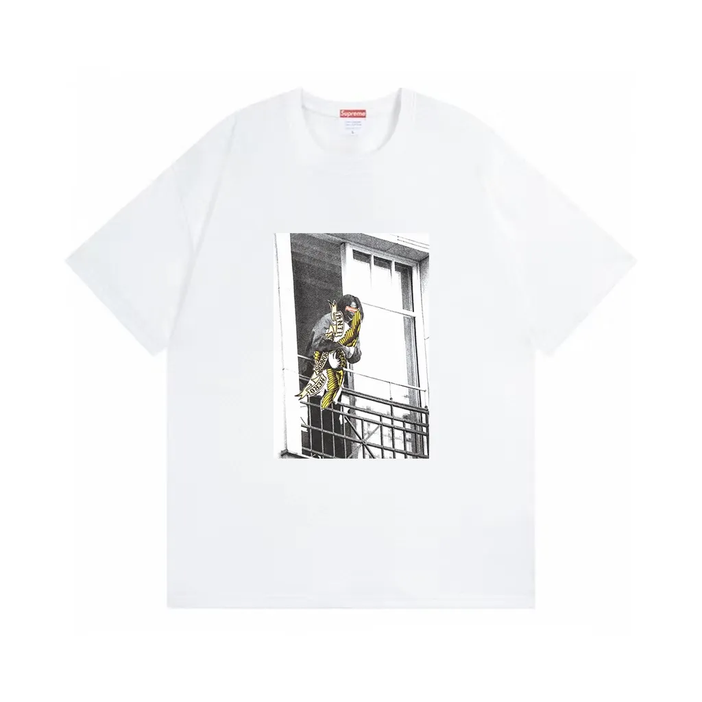 #S107 p110💰 Supreme Week 14 xANTIHERO Balcony Tee co-branded Michael Jackson balcony character print. Loose fit. Made of 260g combed cotton double yarn. All three standards are complete from fabric to accessories. ZP. Imported Matsui Company slurry printing will never crack. The whole piece is made of three-needle five-thread technology. The collar-shoulder seam-sleeve seam is double-lined, which looks more three-dimensional and textured.) The same process as the original version, classic version Feel free to compare zp. The whole piece adopts three-needle five-thread craftsmanship (neckline-shoulder seam-sleeve seam double thread, which looks more three-dimensional and textured). It has the same craftsmanship as the original original, classic version. Color: White, Black, Orange, Light Blue. Size: S M L XL XXL