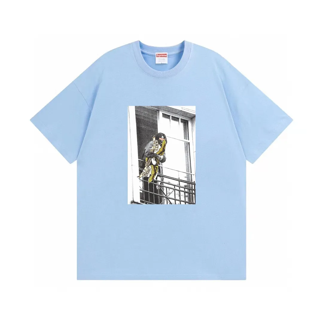 #S107 p110💰 Supreme Week 14 xANTIHERO Balcony Tee co-branded Michael Jackson balcony character print. Loose fit. Made of 260g combed cotton double yarn. All three standards are complete from fabric to accessories. ZP. Imported Matsui Company slurry printing will never crack. The whole piece is made of three-needle five-thread technology. The collar-shoulder seam-sleeve seam is double-lined, which looks more three-dimensional and textured.) The same process as the original version, classic version Feel free to compare zp. The whole piece adopts three-needle five-thread craftsmanship (neckline-shoulder seam-sleeve seam double thread, which looks more three-dimensional and textured). It has the same craftsmanship as the original original, classic version. Color: White, Black, Orange, Light Blue. Size: S M L XL XXL
