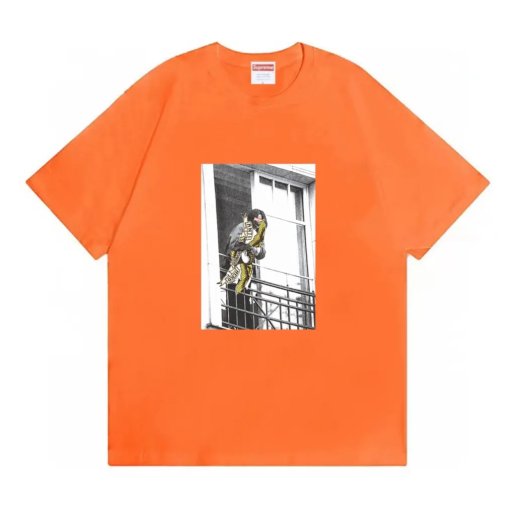 #S107 p110💰 Supreme Week 14 xANTIHERO Balcony Tee co-branded Michael Jackson balcony character print. Loose fit. Made of 260g combed cotton double yarn. All three standards are complete from fabric to accessories. ZP. Imported Matsui Company slurry printing will never crack. The whole piece is made of three-needle five-thread technology. The collar-shoulder seam-sleeve seam is double-lined, which looks more three-dimensional and textured.) The same process as the original version, classic version Feel free to compare zp. The whole piece adopts three-needle five-thread craftsmanship (neckline-shoulder seam-sleeve seam double thread, which looks more three-dimensional and textured). It has the same craftsmanship as the original original, classic version. Color: White, Black, Orange, Light Blue. Size: S M L XL XXL