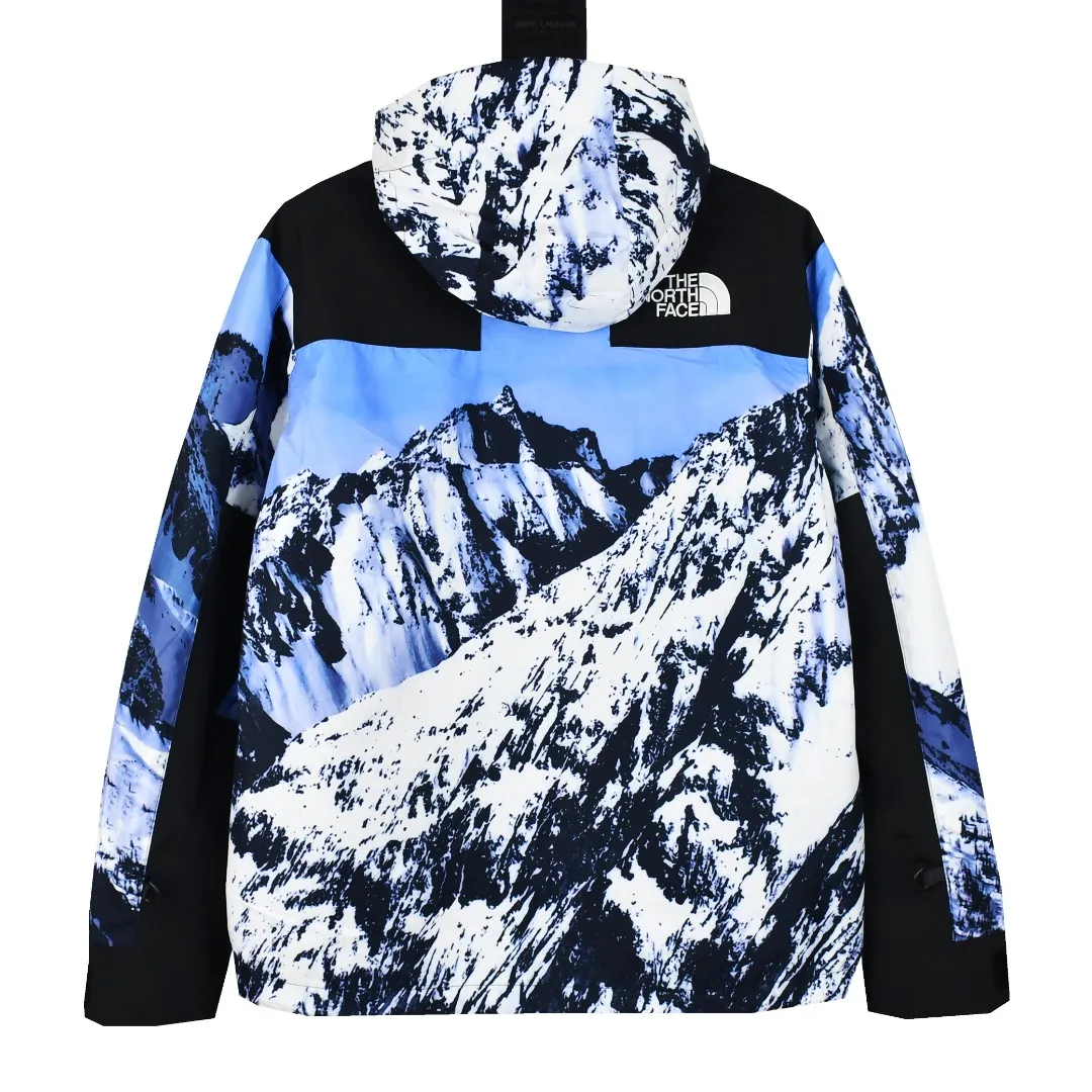 🅿️720 MX05 MAX/Top version Exclusive quality on the entire network ZP player designated version Supreme The North Face co-branded 17Fw MountainParka North Snow Mountain Jacket Original factory customized windproof and waterproof fabric (waterproof + anti-water repellent process Attention! Waterproof and anti-water repellent are two concepts. This fabric is compatible with both processes) Original TNF embroidery data Purchase YB embroidery script files (i.e., embroidery machine operation script data) at a high price from domestic TNF foundries to achieve the original effect (because the foundry has to avoid some risks and cannot directly process it in the foundry). You can only find another embroidery machine of the same model (Behringer BEKS-Y924 embroidery machine) and operate it on the machine to achieve exactly the same effect. There are a total of 8 YKK zippers, and the eight are divided into three different types of zippers/sliders, including placket, one No. 5 resin zipper, outer pockets and sleeves, four No. 3 resin zippers, three reverse-pull metal zippers inside, hidden zippers on both sides of the pockets and sleeves. Professional grade waterproof coating fabric, full body laminated professional waterproof coating, first-class waterproof effect, built-in thin velvet, excellent warmth and wind protection, and perfect breathability. Polyamide fiber component dispersed fuel printing red After the outer screen positioning and digital printing, the pieces were cut. More than 20 plates were opened, and the printing was cut and printed by size. Each size and each part required workers to cut according to the pattern. It was time-consuming and labor-intensive, and the labor cost was extremely high. Four-color inks were imported from Belgium. Automatic recognition, a total of four sizes, the whole snow mountain of the dress is complete, all counter-sewing, meticulous, embroidered R letter with elephant legs, the embroidery is more full and delicate, the embroidery details are perfect, accessories, laser markings, etc. are all available Size: S-XXL (YB size)