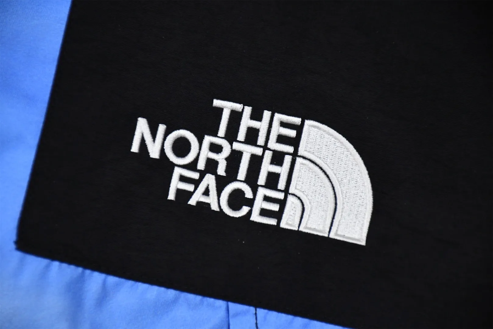 🅿️720 MX05 MAX/Top version Exclusive quality on the entire network ZP player designated version Supreme The North Face co-branded 17Fw MountainParka North Snow Mountain Jacket Original factory customized windproof and waterproof fabric (waterproof + anti-water repellent process Attention! Waterproof and anti-water repellent are two concepts. This fabric is compatible with both processes) Original TNF embroidery data Purchase YB embroidery script files (i.e., embroidery machine operation script data) at a high price from domestic TNF foundries to achieve the original effect (because the foundry has to avoid some risks and cannot directly process it in the foundry). You can only find another embroidery machine of the same model (Behringer BEKS-Y924 embroidery machine) and operate it on the machine to achieve exactly the same effect. There are a total of 8 YKK zippers, and the eight are divided into three different types of zippers/sliders, including placket, one No. 5 resin zipper, outer pockets and sleeves, four No. 3 resin zippers, three reverse-pull metal zippers inside, hidden zippers on both sides of the pockets and sleeves. Professional grade waterproof coating fabric, full body laminated professional waterproof coating, first-class waterproof effect, built-in thin velvet, excellent warmth and wind protection, and perfect breathability. Polyamide fiber component dispersed fuel printing red After the outer screen positioning and digital printing, the pieces were cut. More than 20 plates were opened, and the printing was cut and printed by size. Each size and each part required workers to cut according to the pattern. It was time-consuming and labor-intensive, and the labor cost was extremely high. Four-color inks were imported from Belgium. Automatic recognition, a total of four sizes, the whole snow mountain of the dress is complete, all counter-sewing, meticulous, embroidered R letter with elephant legs, the embroidery is more full and delicate, the embroidery details are perfect, accessories, laser markings, etc. are all available Size: S-XXL (YB size)