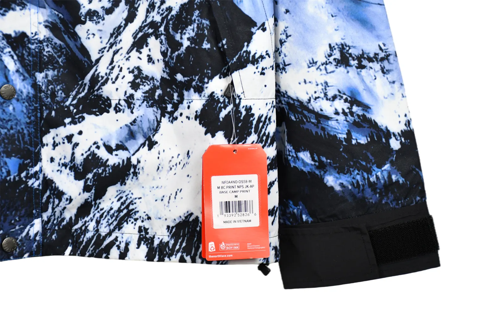 🅿️720 MX05 MAX/Top version Exclusive quality on the entire network ZP player designated version Supreme The North Face co-branded 17Fw MountainParka North Snow Mountain Jacket Original factory customized windproof and waterproof fabric (waterproof + anti-water repellent process Attention! Waterproof and anti-water repellent are two concepts. This fabric is compatible with both processes) Original TNF embroidery data Purchase YB embroidery script files (i.e., embroidery machine operation script data) at a high price from domestic TNF foundries to achieve the original effect (because the foundry has to avoid some risks and cannot directly process it in the foundry). You can only find another embroidery machine of the same model (Behringer BEKS-Y924 embroidery machine) and operate it on the machine to achieve exactly the same effect. There are a total of 8 YKK zippers, and the eight are divided into three different types of zippers/sliders, including placket, one No. 5 resin zipper, outer pockets and sleeves, four No. 3 resin zippers, three reverse-pull metal zippers inside, hidden zippers on both sides of the pockets and sleeves. Professional grade waterproof coating fabric, full body laminated professional waterproof coating, first-class waterproof effect, built-in thin velvet, excellent warmth and wind protection, and perfect breathability. Polyamide fiber component dispersed fuel printing red After the outer screen positioning and digital printing, the pieces were cut. More than 20 plates were opened, and the printing was cut and printed by size. Each size and each part required workers to cut according to the pattern. It was time-consuming and labor-intensive, and the labor cost was extremely high. Four-color inks were imported from Belgium. Automatic recognition, a total of four sizes, the whole snow mountain of the dress is complete, all counter-sewing, meticulous, embroidered R letter with elephant legs, the embroidery is more full and delicate, the embroidery details are perfect, accessories, laser markings, etc. are all available Size: S-XXL (YB size)