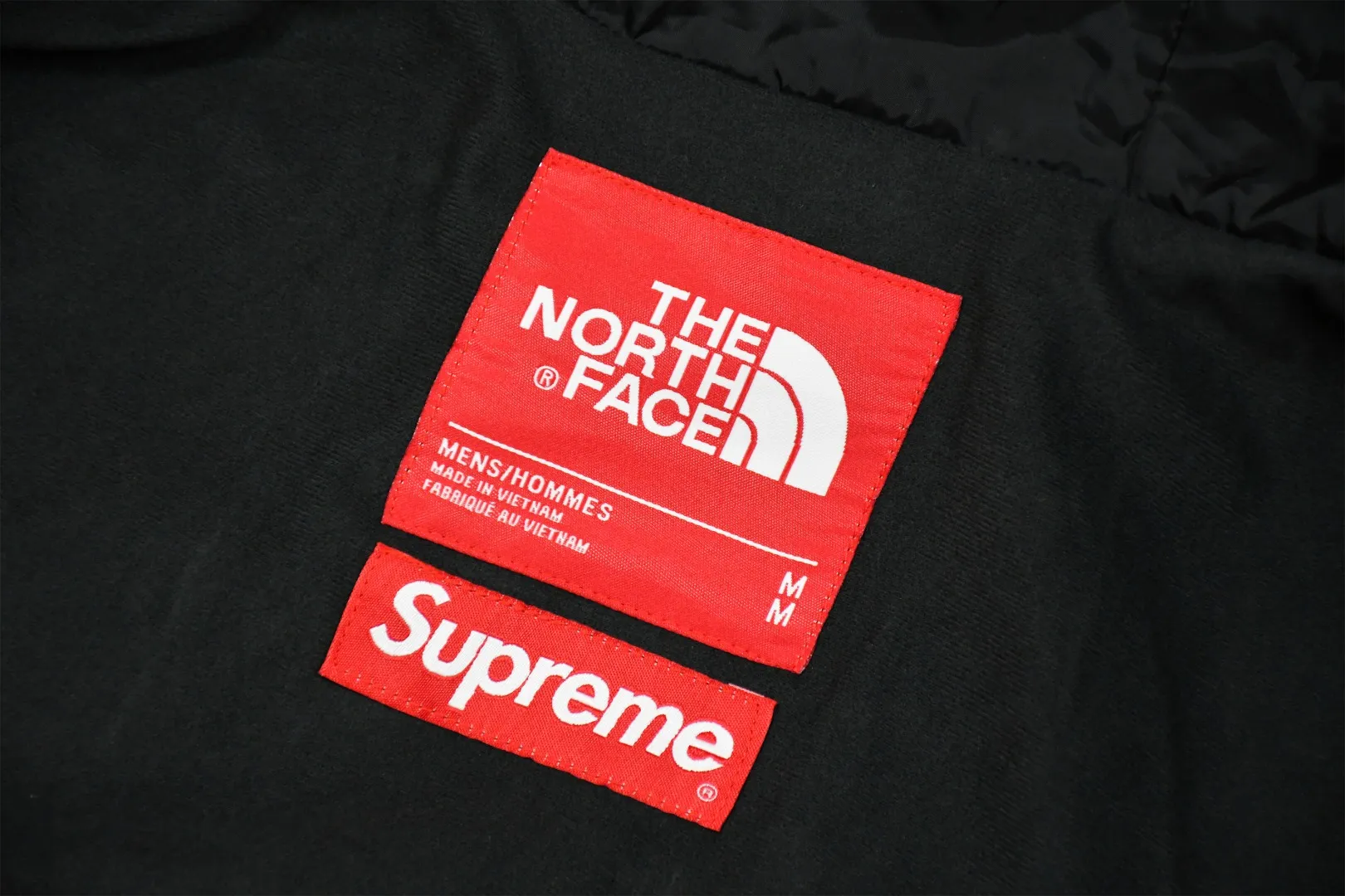 🅿️720 MX05 MAX/Top version Exclusive quality on the entire network ZP player designated version Supreme The North Face co-branded 17Fw MountainParka North Snow Mountain Jacket Original factory customized windproof and waterproof fabric (waterproof + anti-water repellent process Attention! Waterproof and anti-water repellent are two concepts. This fabric is compatible with both processes) Original TNF embroidery data Purchase YB embroidery script files (i.e., embroidery machine operation script data) at a high price from domestic TNF foundries to achieve the original effect (because the foundry has to avoid some risks and cannot directly process it in the foundry). You can only find another embroidery machine of the same model (Behringer BEKS-Y924 embroidery machine) and operate it on the machine to achieve exactly the same effect. There are a total of 8 YKK zippers, and the eight are divided into three different types of zippers/sliders, including placket, one No. 5 resin zipper, outer pockets and sleeves, four No. 3 resin zippers, three reverse-pull metal zippers inside, hidden zippers on both sides of the pockets and sleeves. Professional grade waterproof coating fabric, full body laminated professional waterproof coating, first-class waterproof effect, built-in thin velvet, excellent warmth and wind protection, and perfect breathability. Polyamide fiber component dispersed fuel printing red After the outer screen positioning and digital printing, the pieces were cut. More than 20 plates were opened, and the printing was cut and printed by size. Each size and each part required workers to cut according to the pattern. It was time-consuming and labor-intensive, and the labor cost was extremely high. Four-color inks were imported from Belgium. Automatic recognition, a total of four sizes, the whole snow mountain of the dress is complete, all counter-sewing, meticulous, embroidered R letter with elephant legs, the embroidery is more full and delicate, the embroidery details are perfect, accessories, laser markings, etc. are all available Size: S-XXL (YB size)