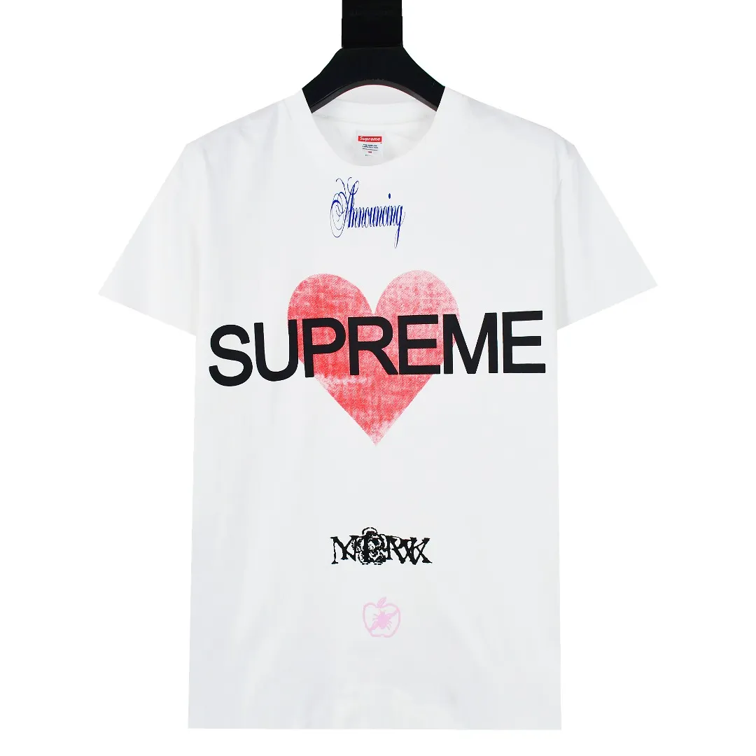S426💰P150 Top version Supreme 25ss Announcing love logo printed short-sleeved T-shirt. Refuse to look at pictures to make products. Refuse to compare wrong versions. Use cylindrical seamless process (original process, there is no stitching bone on the side of the clothes, identification key point) The fabrics are all custom-woven and dyed, 280g weight, 100% cotton, cylindrical fabric. Cylindrical fabric is a knitted fabric woven with a cylinder loom. The needles are distributed in a cylindrical shape on the fuselage. The gray fabric is a large cylinder, which needs to be opened and shaped before it can be used further. There are no slits on the side of the clothes, so there is no washing label on the side of ordinary short-sleeves. There is only one collar label behind the neck. The printing uses heat-setting ink printing imported from Belgium (different from conventional heat transfer printing on the market), also known as plastic ink, or self-adhesive ink. Its ingredients: mainly composed of polyvinyl chloride (PVC) and phthalates, including PVC, phthalates, and color fixing agents. , stabilizer, and thickener are mixed to form thermoset ink, which is not the digital direct printing marketed on the market. The printing texture of thermoset ink cannot be achieved by digital direct printing. The new triple collar label has a watermark anti-counterfeiting effect, real anti-counterfeiting layer, and has a high probability of passing the approved version. The original packaging picture has a high probability of passing Size：S-XL