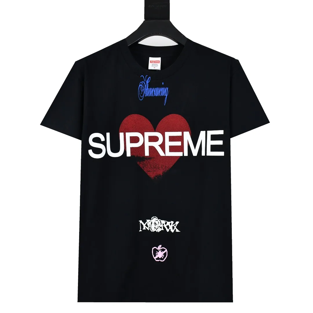 S426💰P150 Top version Supreme 25ss Announcing love logo printed short-sleeved T-shirt. Refuse to look at pictures to make products. Refuse to compare wrong versions. Use cylindrical seamless process (original process, there is no stitching bone on the side of the clothes, identification key point) The fabrics are all custom-woven and dyed, 280g weight, 100% cotton, cylindrical fabric. Cylindrical fabric is a knitted fabric woven with a cylinder loom. The needles are distributed in a cylindrical shape on the fuselage. The gray fabric is a large cylinder, which needs to be opened and shaped before it can be used further. There are no slits on the side of the clothes, so there is no washing label on the side of ordinary short-sleeves. There is only one collar label behind the neck. The printing uses heat-setting ink printing imported from Belgium (different from conventional heat transfer printing on the market), also known as plastic ink, or self-adhesive ink. Its ingredients: mainly composed of polyvinyl chloride (PVC) and phthalates, including PVC, phthalates, and color fixing agents. , stabilizer, and thickener are mixed to form thermoset ink, which is not the digital direct printing marketed on the market. The printing texture of thermoset ink cannot be achieved by digital direct printing. The new triple collar label has a watermark anti-counterfeiting effect, real anti-counterfeiting layer, and has a high probability of passing the approved version. The original packaging picture has a high probability of passing Size：S-XL