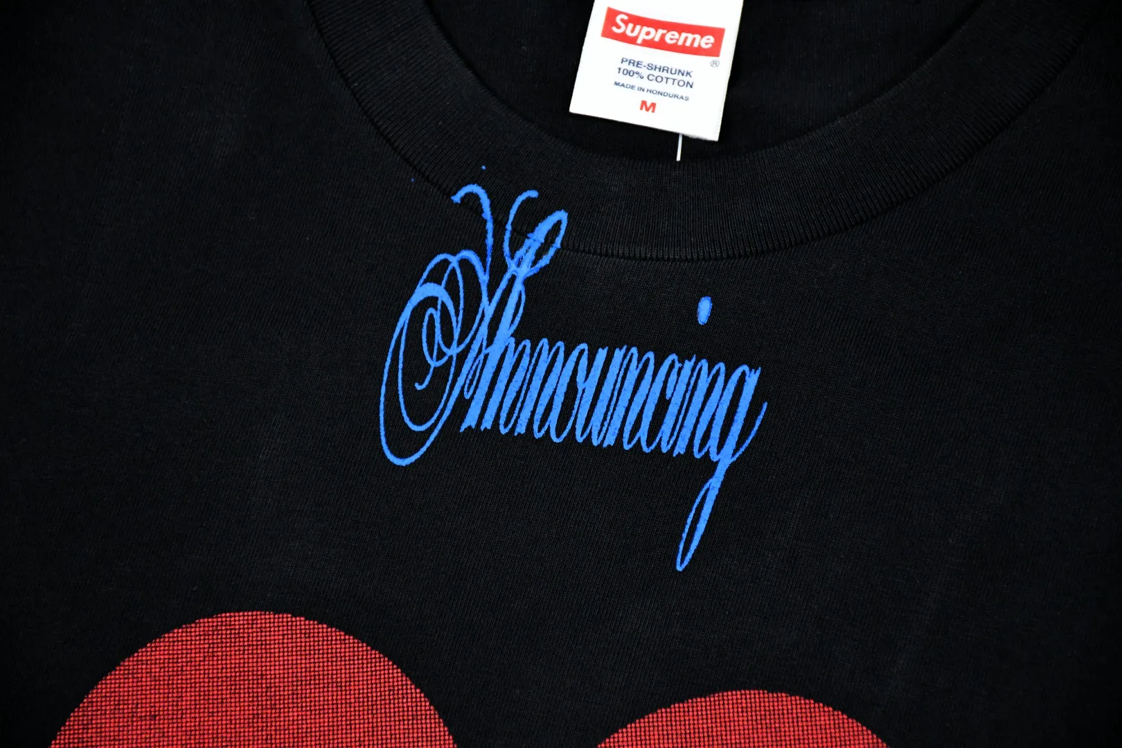 S426💰P150 Top version Supreme 25ss Announcing love logo printed short-sleeved T-shirt. Refuse to look at pictures to make products. Refuse to compare wrong versions. Use cylindrical seamless process (original process, there is no stitching bone on the side of the clothes, identification key point) The fabrics are all custom-woven and dyed, 280g weight, 100% cotton, cylindrical fabric. Cylindrical fabric is a knitted fabric woven with a cylinder loom. The needles are distributed in a cylindrical shape on the fuselage. The gray fabric is a large cylinder, which needs to be opened and shaped before it can be used further. There are no slits on the side of the clothes, so there is no washing label on the side of ordinary short-sleeves. There is only one collar label behind the neck. The printing uses heat-setting ink printing imported from Belgium (different from conventional heat transfer printing on the market), also known as plastic ink, or self-adhesive ink. Its ingredients: mainly composed of polyvinyl chloride (PVC) and phthalates, including PVC, phthalates, and color fixing agents. , stabilizer, and thickener are mixed to form thermoset ink, which is not the digital direct printing marketed on the market. The printing texture of thermoset ink cannot be achieved by digital direct printing. The new triple collar label has a watermark anti-counterfeiting effect, real anti-counterfeiting layer, and has a high probability of passing the approved version. The original packaging picture has a high probability of passing Size：S-XL