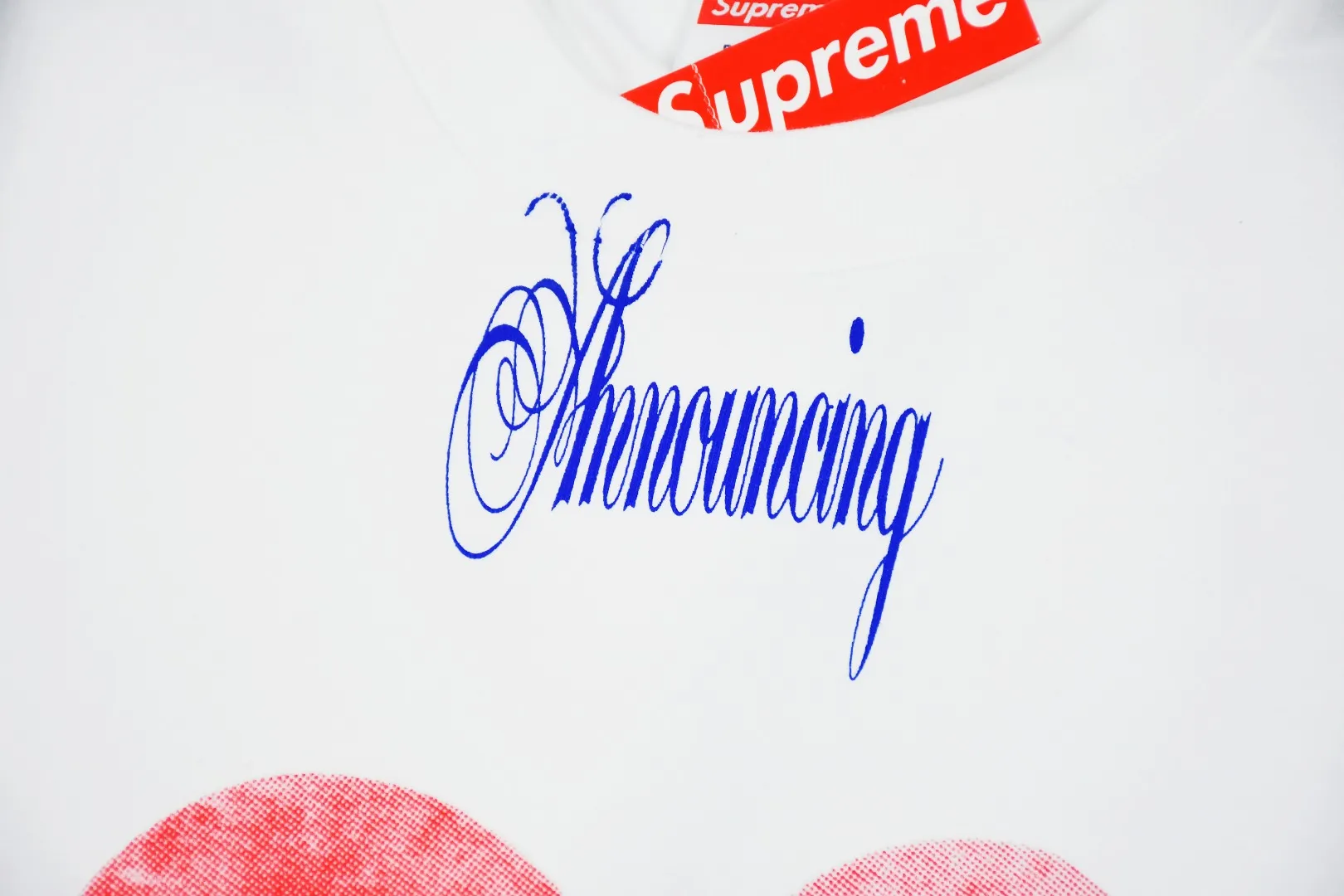 S426💰P150 Top version Supreme 25ss Announcing love logo printed short-sleeved T-shirt. Refuse to look at pictures to make products. Refuse to compare wrong versions. Use cylindrical seamless process (original process, there is no stitching bone on the side of the clothes, identification key point) The fabrics are all custom-woven and dyed, 280g weight, 100% cotton, cylindrical fabric. Cylindrical fabric is a knitted fabric woven with a cylinder loom. The needles are distributed in a cylindrical shape on the fuselage. The gray fabric is a large cylinder, which needs to be opened and shaped before it can be used further. There are no slits on the side of the clothes, so there is no washing label on the side of ordinary short-sleeves. There is only one collar label behind the neck. The printing uses heat-setting ink printing imported from Belgium (different from conventional heat transfer printing on the market), also known as plastic ink, or self-adhesive ink. Its ingredients: mainly composed of polyvinyl chloride (PVC) and phthalates, including PVC, phthalates, and color fixing agents. , stabilizer, and thickener are mixed to form thermoset ink, which is not the digital direct printing marketed on the market. The printing texture of thermoset ink cannot be achieved by digital direct printing. The new triple collar label has a watermark anti-counterfeiting effect, real anti-counterfeiting layer, and has a high probability of passing the approved version. The original packaging picture has a high probability of passing Size：S-XL