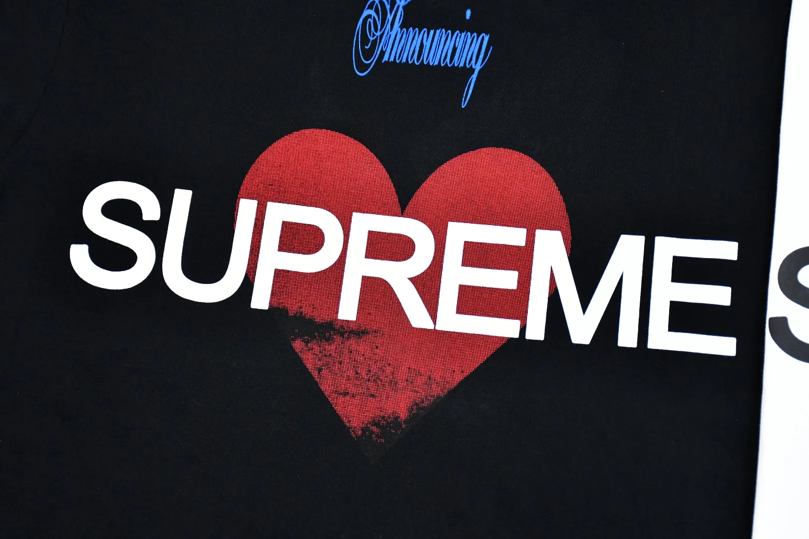 S426💰P150 Top version Supreme 25ss Announcing love logo printed short-sleeved T-shirt. Refuse to look at pictures to make products. Refuse to compare wrong versions. Use cylindrical seamless process (original process, there is no stitching bone on the side of the clothes, identification key point) The fabrics are all custom-woven and dyed, 280g weight, 100% cotton, cylindrical fabric. Cylindrical fabric is a knitted fabric woven with a cylinder loom. The needles are distributed in a cylindrical shape on the fuselage. The gray fabric is a large cylinder, which needs to be opened and shaped before it can be used further. There are no slits on the side of the clothes, so there is no washing label on the side of ordinary short-sleeves. There is only one collar label behind the neck. The printing uses heat-setting ink printing imported from Belgium (different from conventional heat transfer printing on the market), also known as plastic ink, or self-adhesive ink. Its ingredients: mainly composed of polyvinyl chloride (PVC) and phthalates, including PVC, phthalates, and color fixing agents. , stabilizer, and thickener are mixed to form thermoset ink, which is not the digital direct printing marketed on the market. The printing texture of thermoset ink cannot be achieved by digital direct printing. The new triple collar label has a watermark anti-counterfeiting effect, real anti-counterfeiting layer, and has a high probability of passing the approved version. The original packaging picture has a high probability of passing Size：S-XL