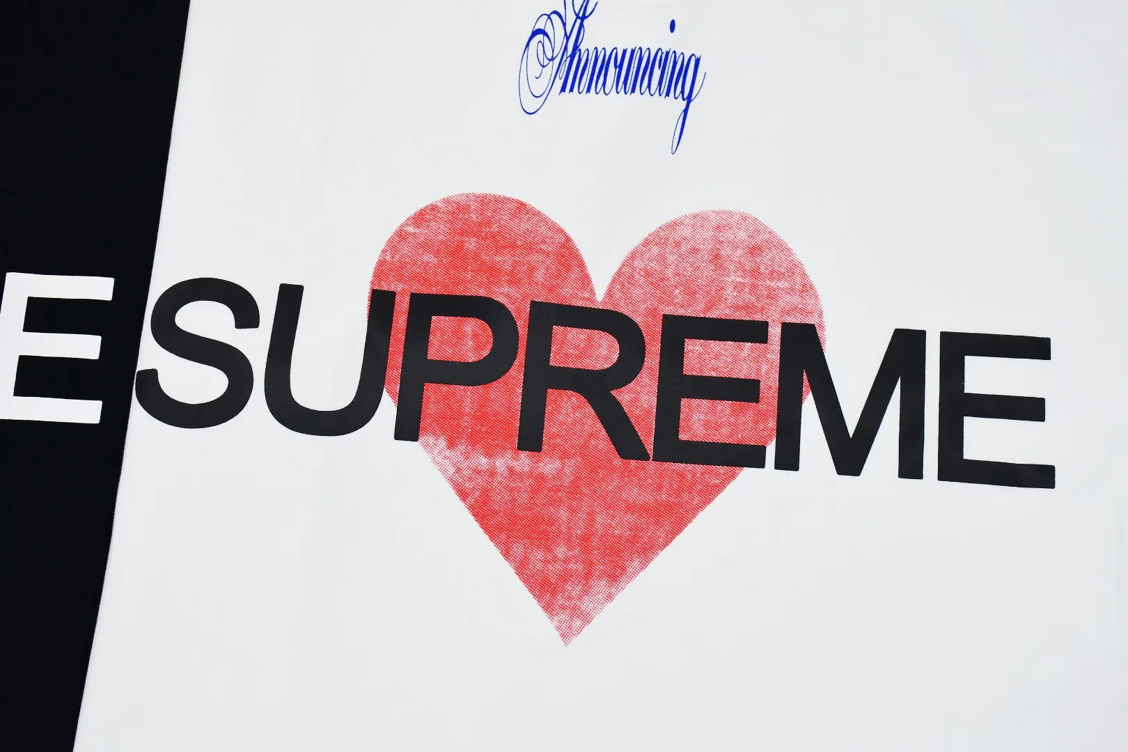 S426💰P150 Top version Supreme 25ss Announcing love logo printed short-sleeved T-shirt. Refuse to look at pictures to make products. Refuse to compare wrong versions. Use cylindrical seamless process (original process, there is no stitching bone on the side of the clothes, identification key point) The fabrics are all custom-woven and dyed, 280g weight, 100% cotton, cylindrical fabric. Cylindrical fabric is a knitted fabric woven with a cylinder loom. The needles are distributed in a cylindrical shape on the fuselage. The gray fabric is a large cylinder, which needs to be opened and shaped before it can be used further. There are no slits on the side of the clothes, so there is no washing label on the side of ordinary short-sleeves. There is only one collar label behind the neck. The printing uses heat-setting ink printing imported from Belgium (different from conventional heat transfer printing on the market), also known as plastic ink, or self-adhesive ink. Its ingredients: mainly composed of polyvinyl chloride (PVC) and phthalates, including PVC, phthalates, and color fixing agents. , stabilizer, and thickener are mixed to form thermoset ink, which is not the digital direct printing marketed on the market. The printing texture of thermoset ink cannot be achieved by digital direct printing. The new triple collar label has a watermark anti-counterfeiting effect, real anti-counterfeiting layer, and has a high probability of passing the approved version. The original packaging picture has a high probability of passing Size：S-XL