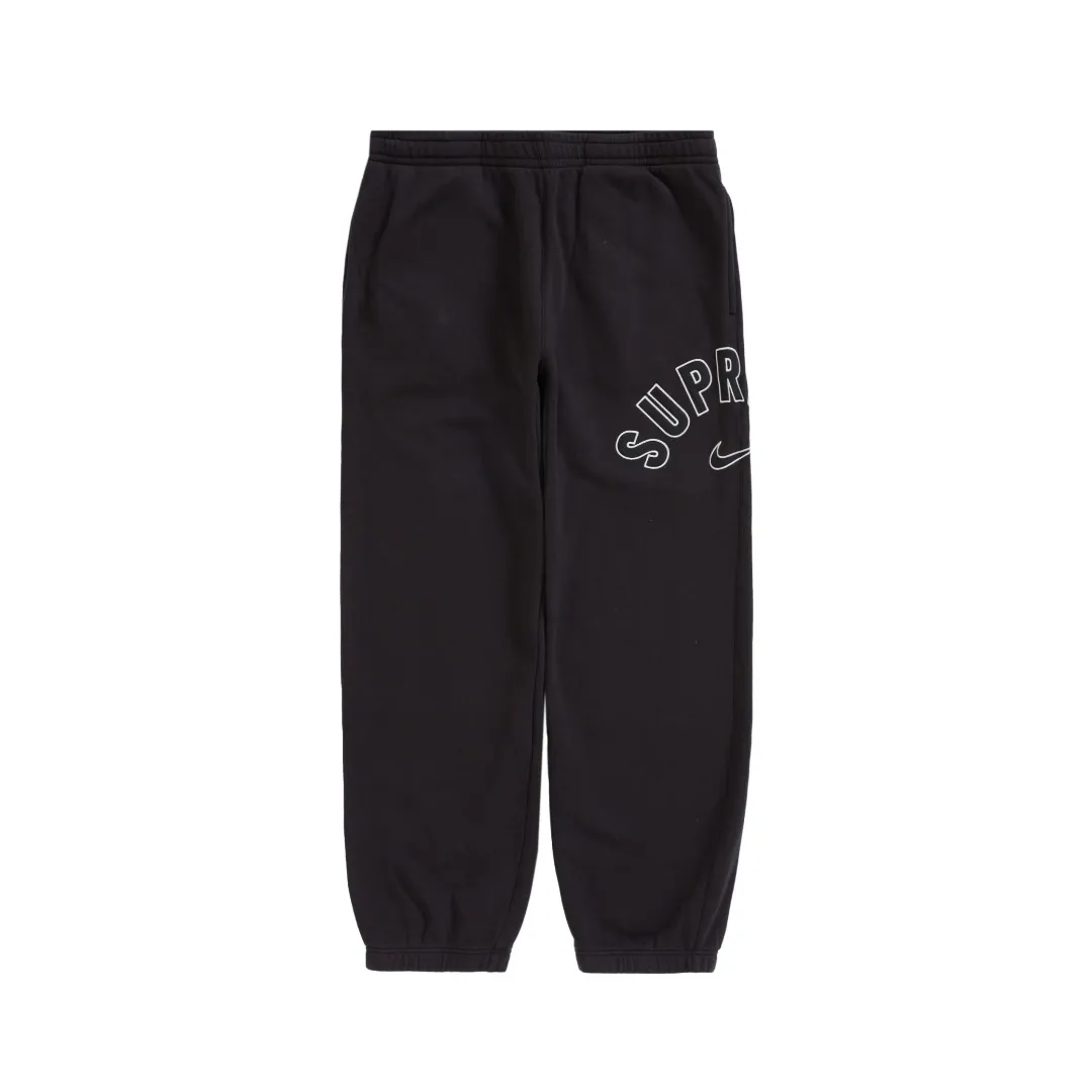 🅿️270 S235 top version Supreme Nike Arc Sweatpant co-branded embroidered logo fleece sweatpants. For those of us who focus on top Supreme, this style of sweatpants is naturally available. ZP purchase and pattern making operation 1. Fabric: ZP testing, custom weaving and dyeing, pure cotton 430G plus velvet main fabric, horizontal cutting 2. Embroidery: embroidery equipment Used Behringer BEKS-Y924 machine (a level higher than Tajima embroidery machine) embroidery thickness, saturation and size are all ZP consistent. 3. Sewing process: Four needles and six threads boneless splicing technology are used in twelve places of the whole garment. Processed by a senior foreign trade factory (cannot be done by ordinary factories) 4. Customized ZP main label/wash water label/tag/packaging bag (equipped with extra large thickened handbag) Color: black/grey Size: S/M/L/XL