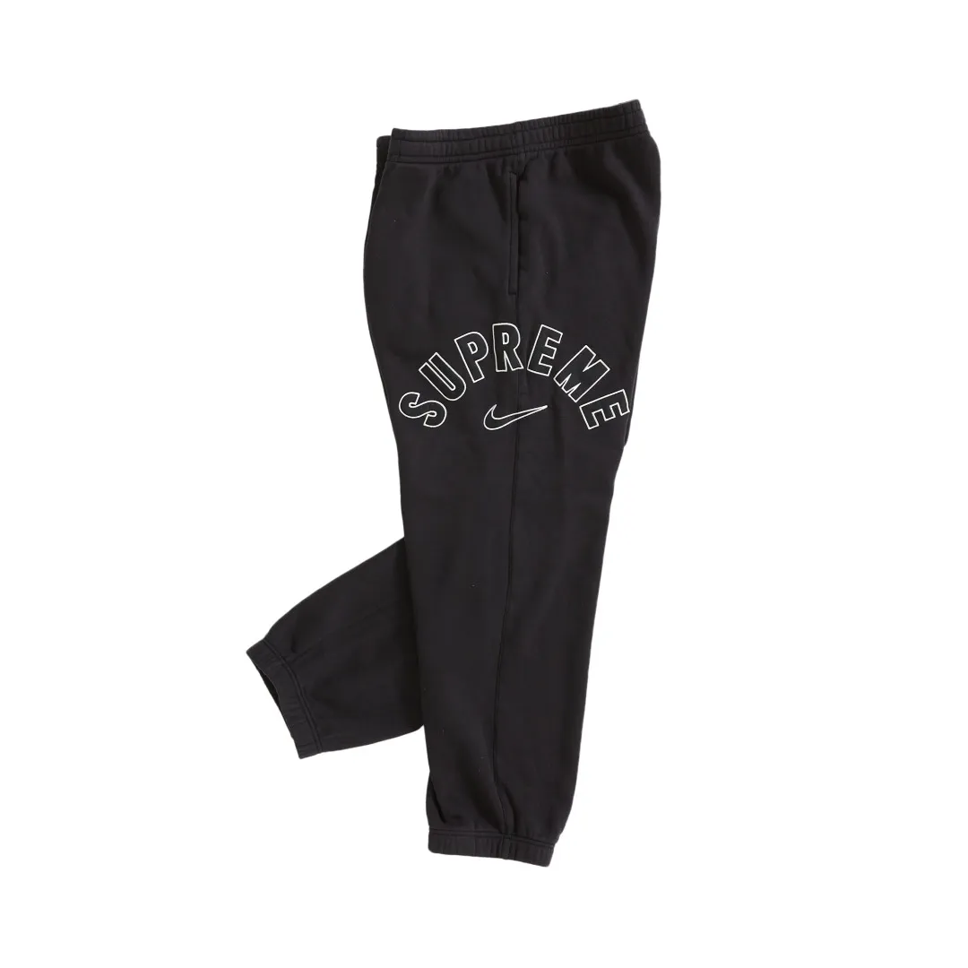 🅿️270 S235 top version Supreme Nike Arc Sweatpant co-branded embroidered logo fleece sweatpants. For those of us who focus on top Supreme, this style of sweatpants is naturally available. ZP purchase and pattern making operation 1. Fabric: ZP testing, custom weaving and dyeing, pure cotton 430G plus velvet main fabric, horizontal cutting 2. Embroidery: embroidery equipment Used Behringer BEKS-Y924 machine (a level higher than Tajima embroidery machine) embroidery thickness, saturation and size are all ZP consistent. 3. Sewing process: Four needles and six threads boneless splicing technology are used in twelve places of the whole garment. Processed by a senior foreign trade factory (cannot be done by ordinary factories) 4. Customized ZP main label/wash water label/tag/packaging bag (equipped with extra large thickened handbag) Color: black/grey Size: S/M/L/XL