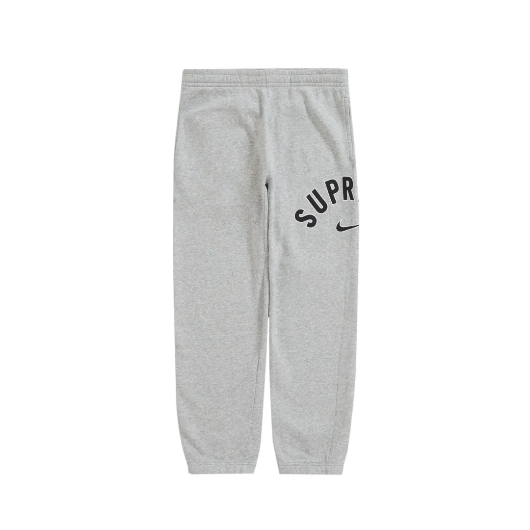 🅿️270 S235 top version Supreme Nike Arc Sweatpant co-branded embroidered logo fleece sweatpants. For those of us who focus on top Supreme, this style of sweatpants is naturally available. ZP purchase and pattern making operation 1. Fabric: ZP testing, custom weaving and dyeing, pure cotton 430G plus velvet main fabric, horizontal cutting 2. Embroidery: embroidery equipment Used Behringer BEKS-Y924 machine (a level higher than Tajima embroidery machine) embroidery thickness, saturation and size are all ZP consistent. 3. Sewing process: Four needles and six threads boneless splicing technology are used in twelve places of the whole garment. Processed by a senior foreign trade factory (cannot be done by ordinary factories) 4. Customized ZP main label/wash water label/tag/packaging bag (equipped with extra large thickened handbag) Color: black/grey Size: S/M/L/XL
