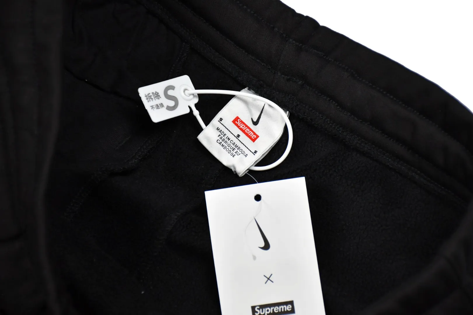🅿️270 S235 top version Supreme Nike Arc Sweatpant co-branded embroidered logo fleece sweatpants. For those of us who focus on top Supreme, this style of sweatpants is naturally available. ZP purchase and pattern making operation 1. Fabric: ZP testing, custom weaving and dyeing, pure cotton 430G plus velvet main fabric, horizontal cutting 2. Embroidery: embroidery equipment Used Behringer BEKS-Y924 machine (a level higher than Tajima embroidery machine) embroidery thickness, saturation and size are all ZP consistent. 3. Sewing process: Four needles and six threads boneless splicing technology are used in twelve places of the whole garment. Processed by a senior foreign trade factory (cannot be done by ordinary factories) 4. Customized ZP main label/wash water label/tag/packaging bag (equipped with extra large thickened handbag) Color: black/grey Size: S/M/L/XL